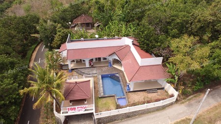 LARGE VILLA 15 MINUTES FROM LOVINA SITUATED IN QUIET AREA