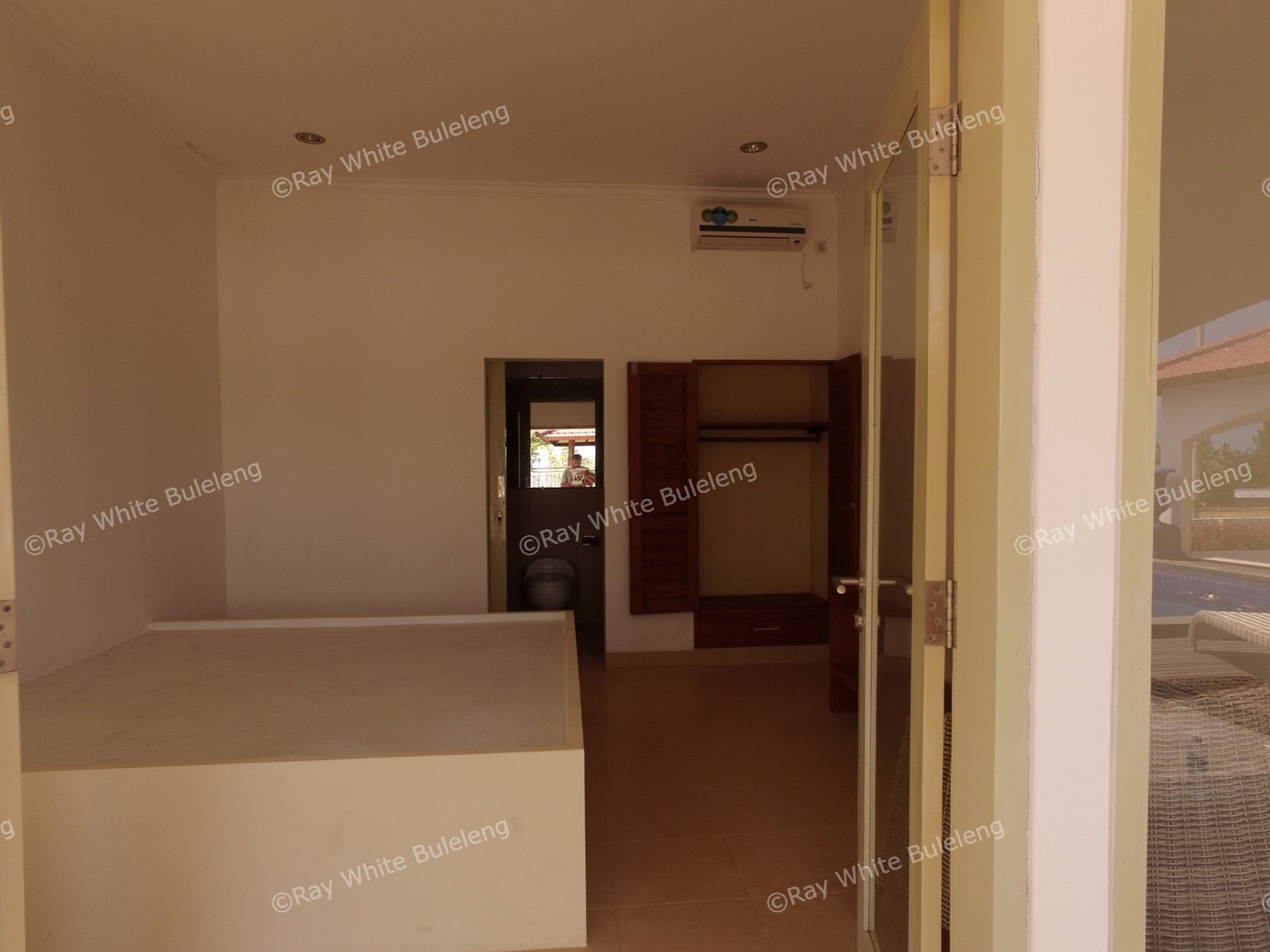 LARGE VILLA 15 MINUTES FROM LOVINA SITUATED IN QUIET AREA