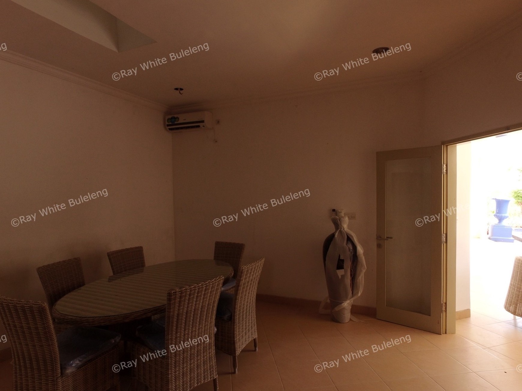 LARGE VILLA 15 MINUTES FROM LOVINA SITUATED IN QUIET AREA