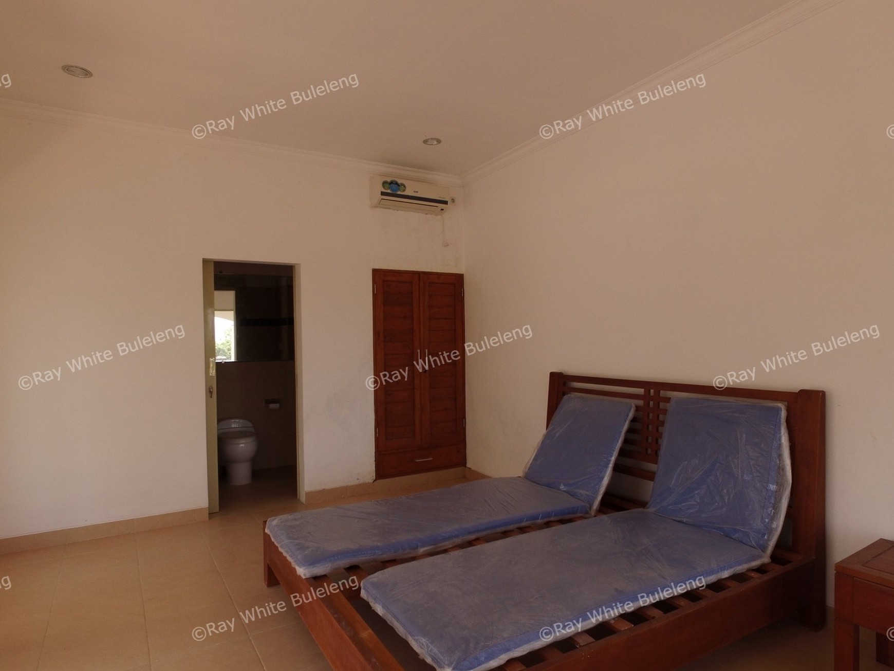 LARGE VILLA 15 MINUTES FROM LOVINA SITUATED IN QUIET AREA