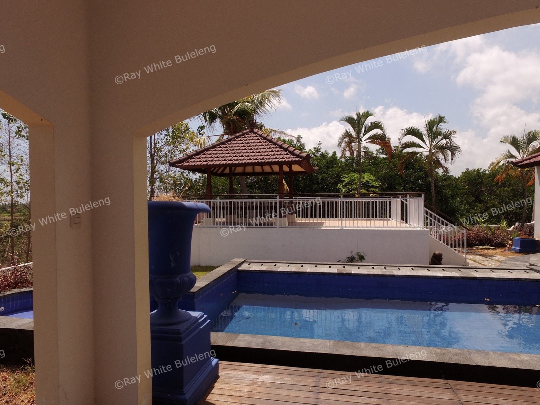 LARGE VILLA 15 MINUTES FROM LOVINA SITUATED IN QUIET AREA