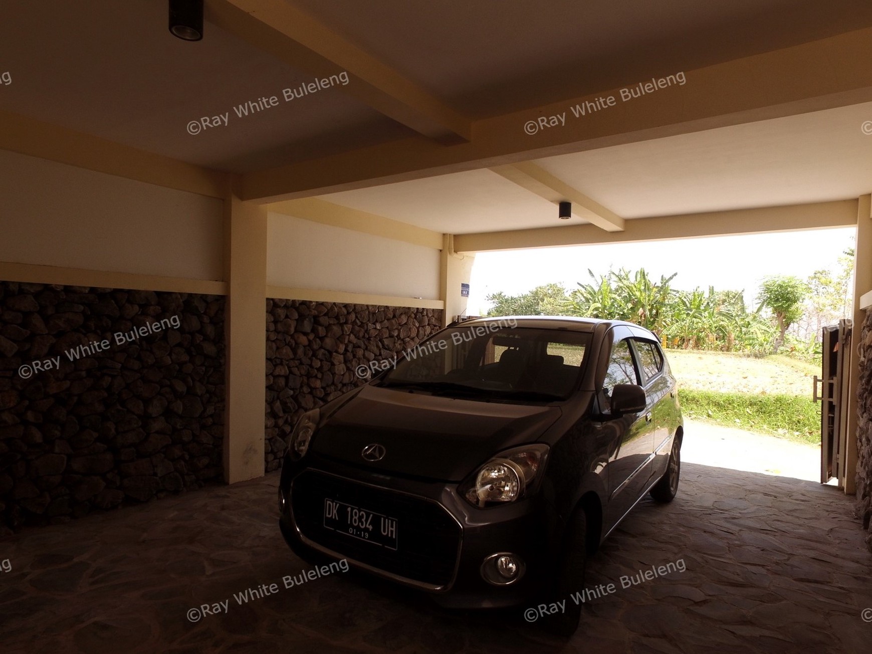 LARGE VILLA 15 MINUTES FROM LOVINA SITUATED IN QUIET AREA
