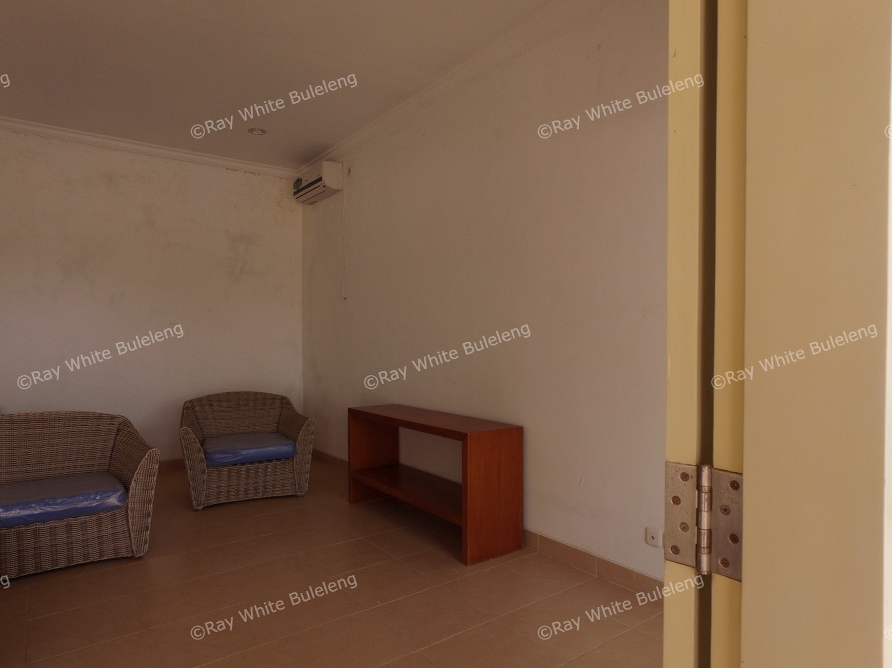 LARGE VILLA 15 MINUTES FROM LOVINA SITUATED IN QUIET AREA