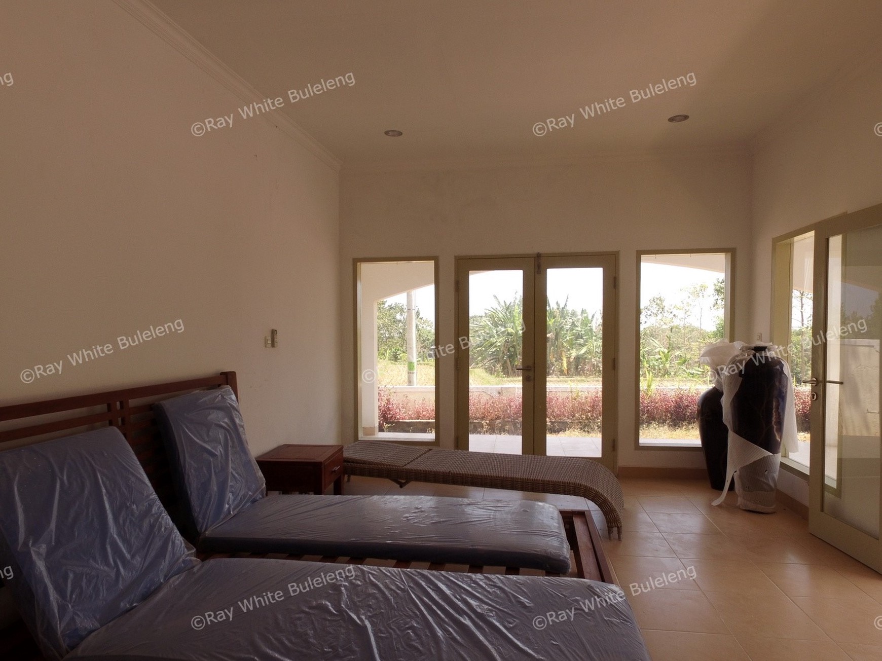 LARGE VILLA 15 MINUTES FROM LOVINA SITUATED IN QUIET AREA
