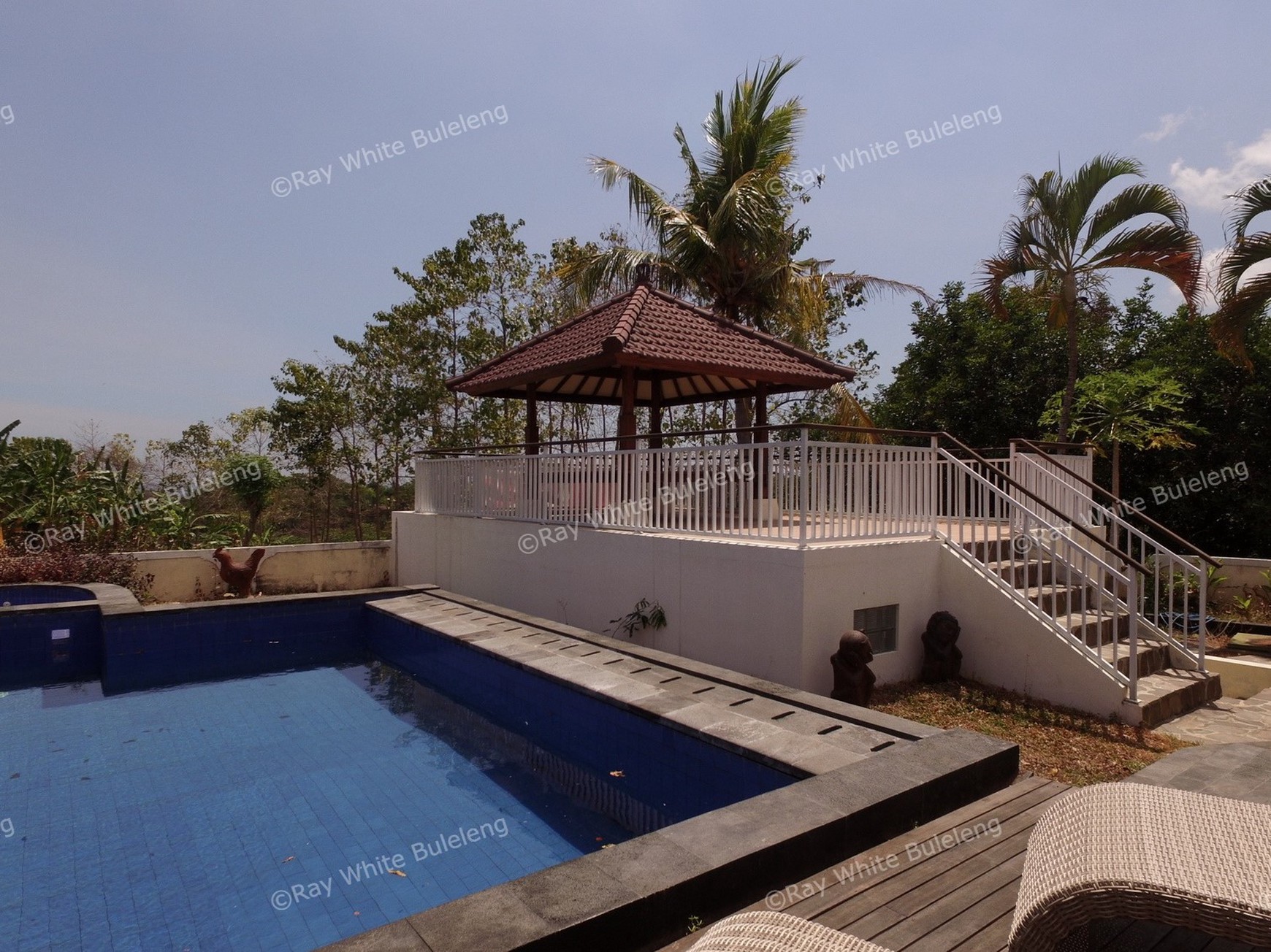 LARGE VILLA 15 MINUTES FROM LOVINA SITUATED IN QUIET AREA