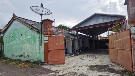 WAREHOUSE LOCATED NEAR CITY CENTER.
