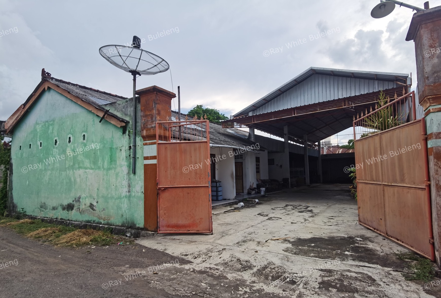 WAREHOUSE LOCATED NEAR CITY CENTER.