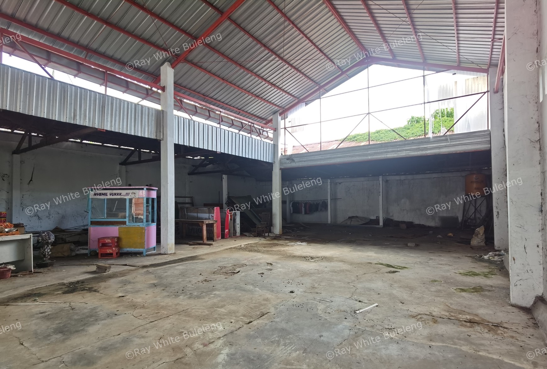 WAREHOUSE LOCATED NEAR CITY CENTER.