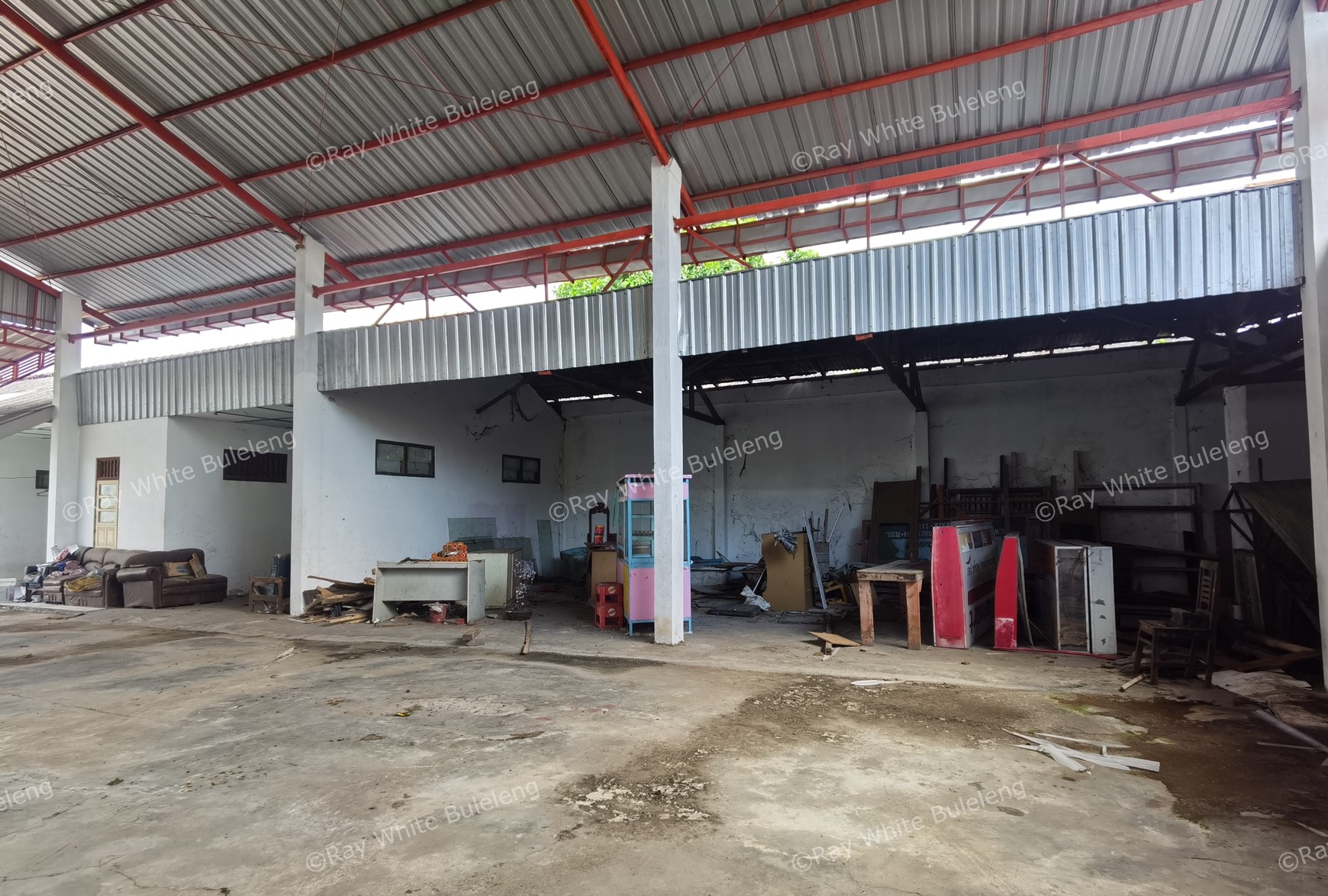 WAREHOUSE LOCATED NEAR CITY CENTER.