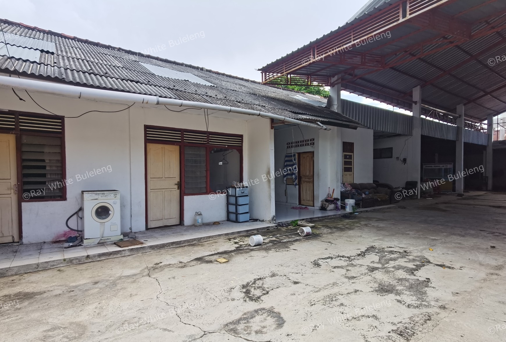 WAREHOUSE LOCATED NEAR CITY CENTER.