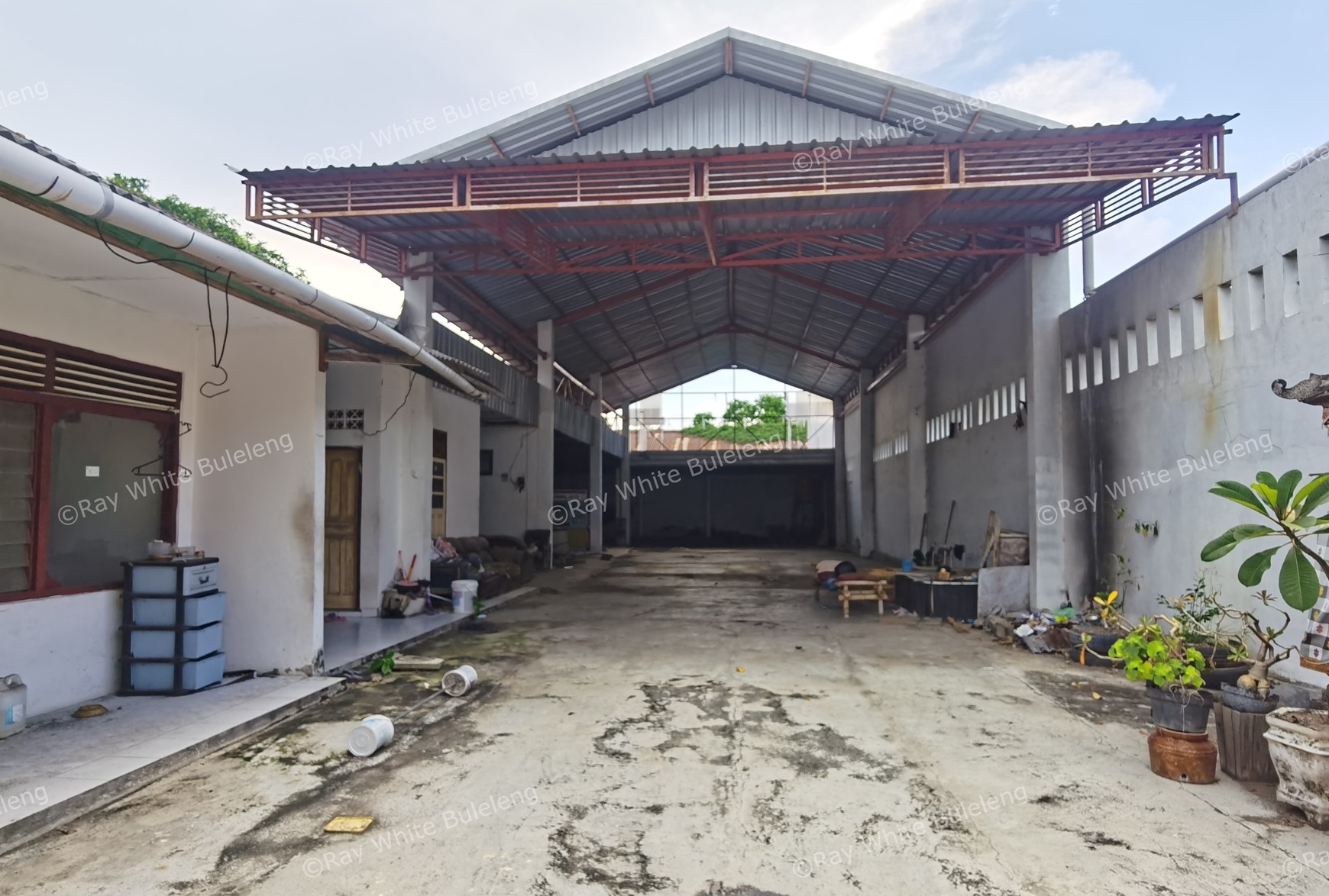 WAREHOUSE LOCATED NEAR CITY CENTER.