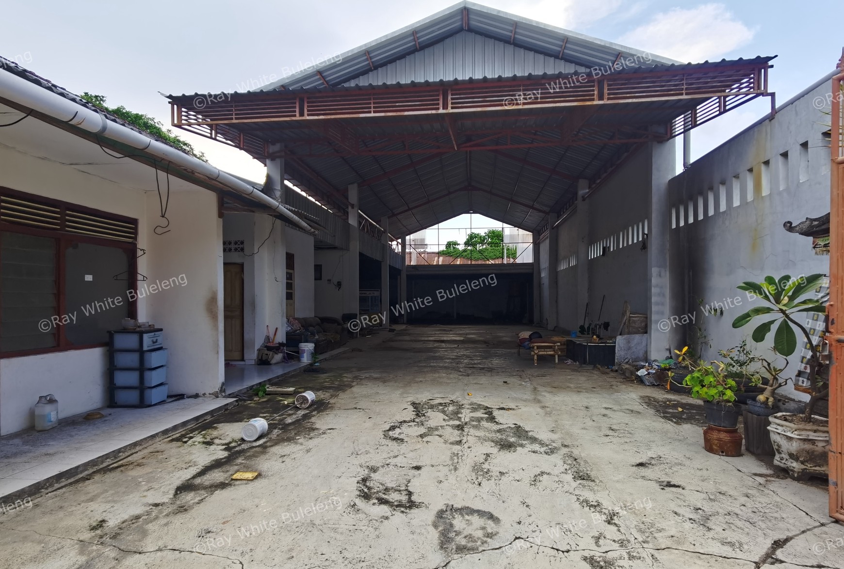 WAREHOUSE LOCATED NEAR CITY CENTER.