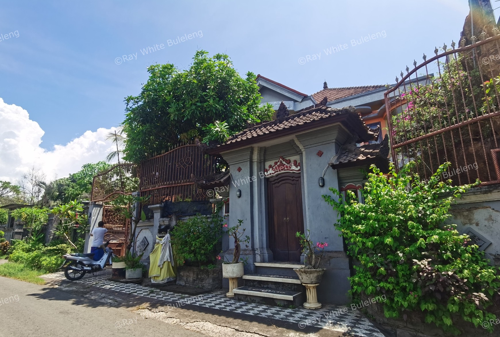 A Nice Spacious House Near Beach