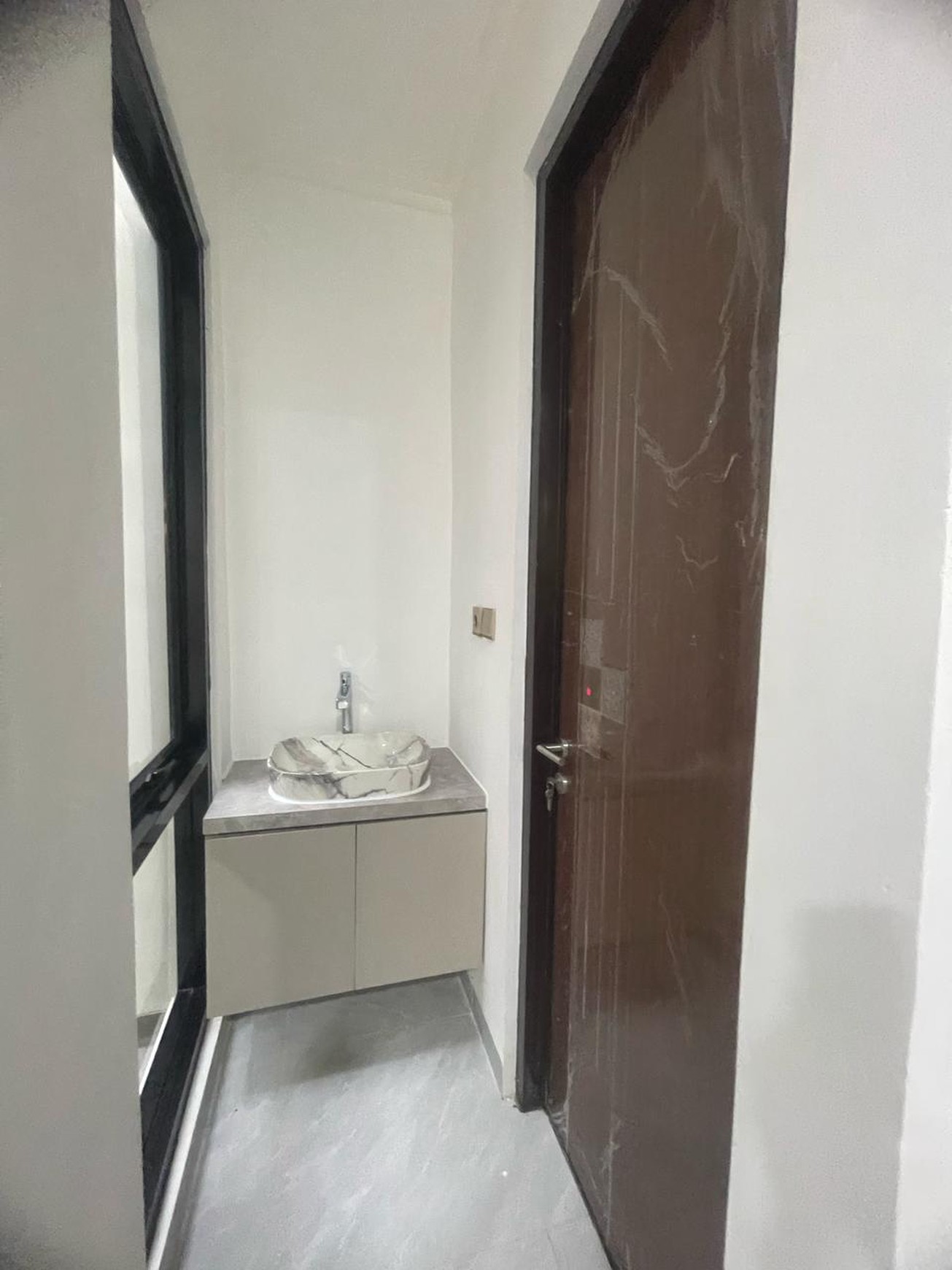 Rumah selesai Renovasi,Baru,lingkungan bersih di Garha Raya Tangerang Selatan.