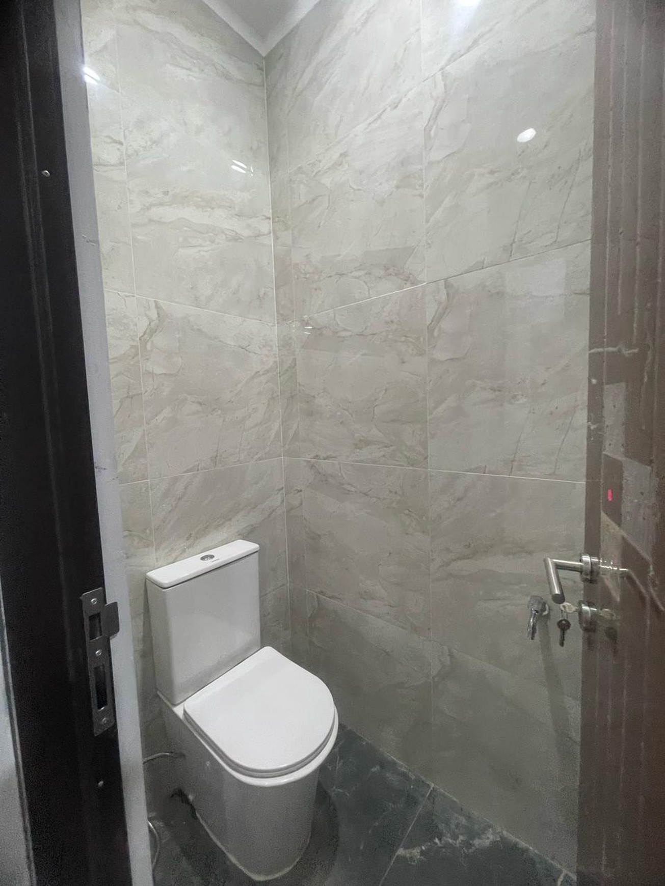 Rumah selesai Renovasi,Baru,lingkungan bersih di Garha Raya Tangerang Selatan.