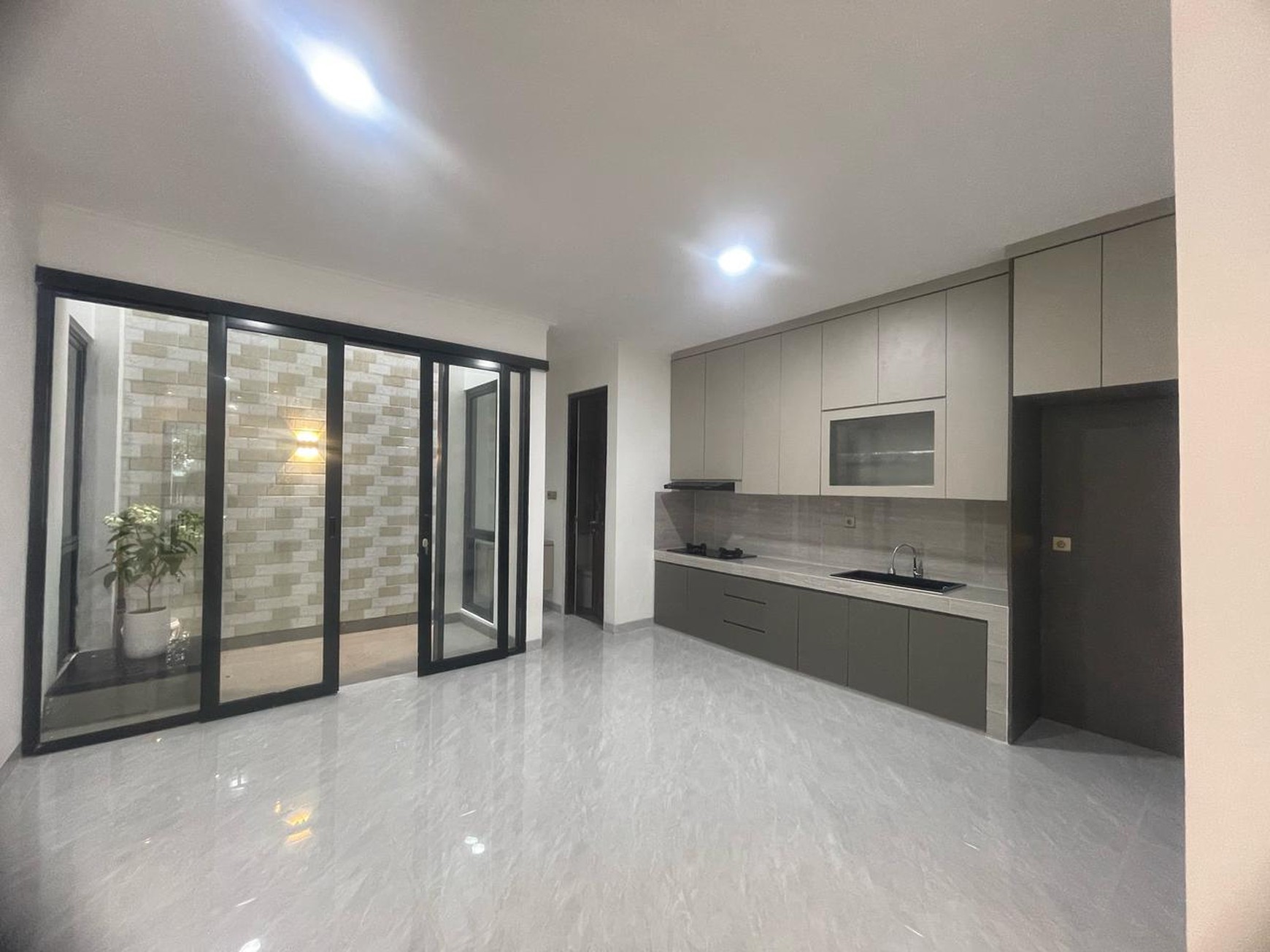 Rumah selesai Renovasi,Baru,lingkungan bersih di Garha Raya Tangerang Selatan.