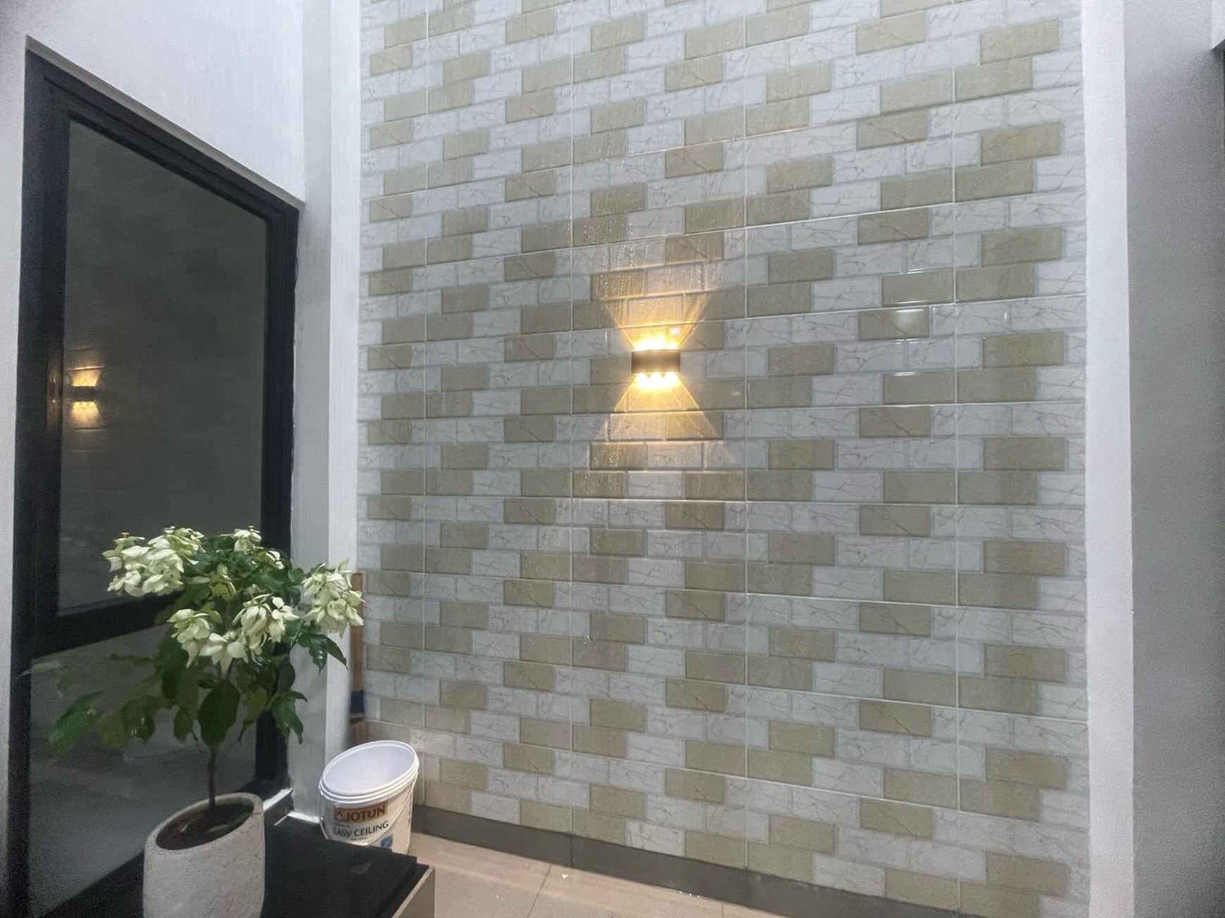 Rumah selesai Renovasi,Baru,lingkungan bersih di Garha Raya Tangerang Selatan.