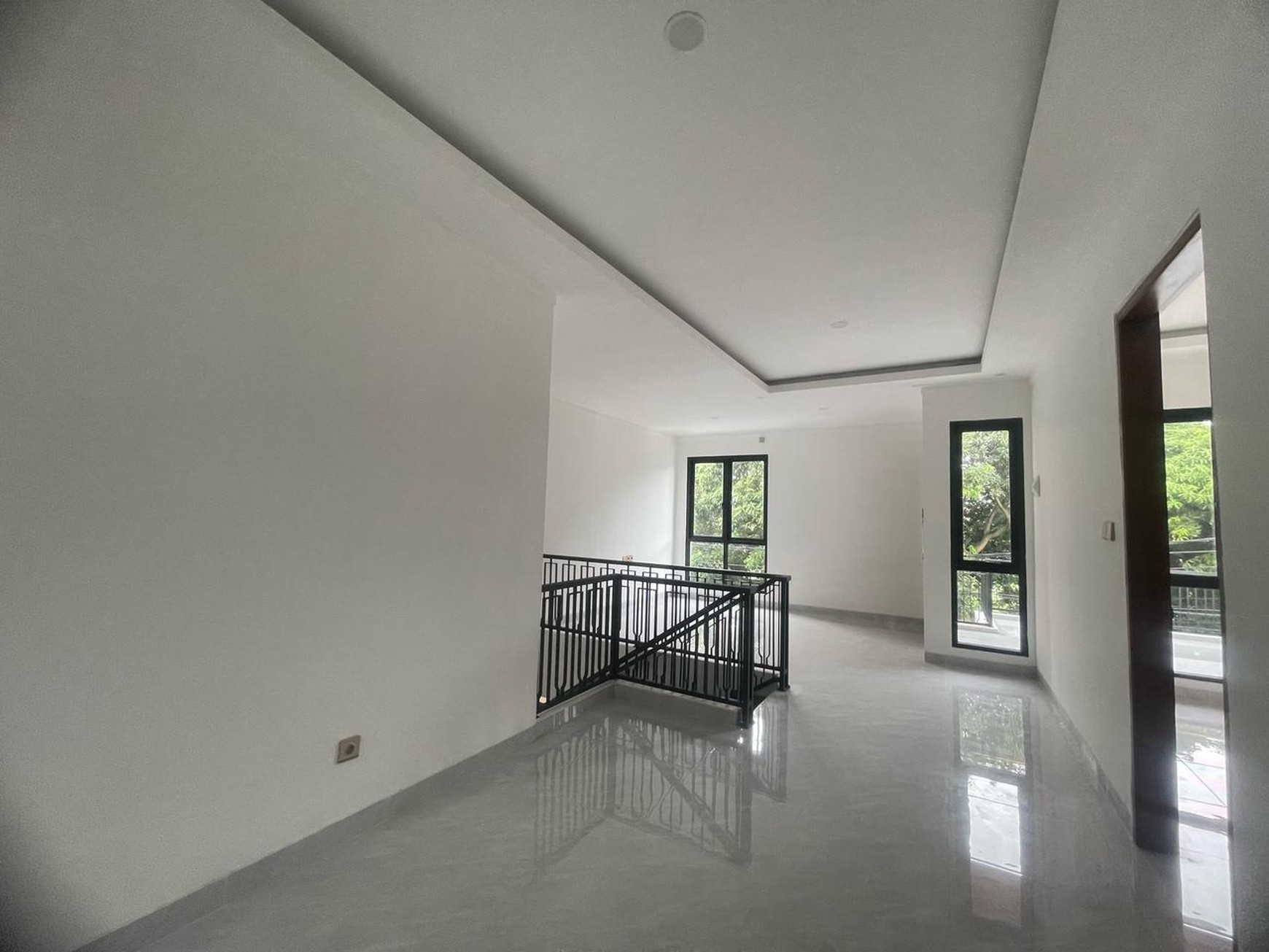 Rumah selesai Renovasi,Baru,lingkungan bersih di Garha Raya Tangerang Selatan.