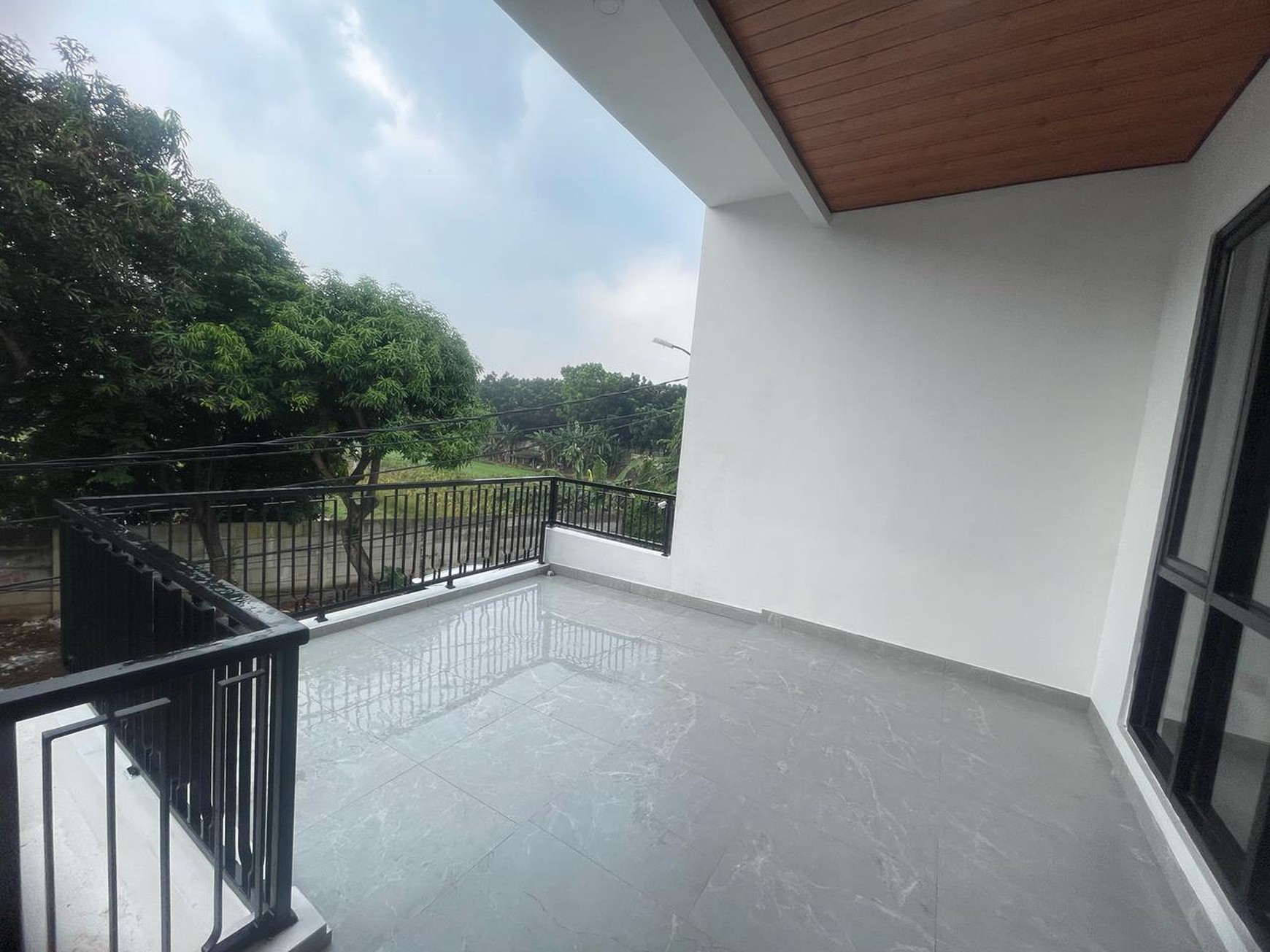 Rumah selesai Renovasi,Baru,lingkungan bersih di Garha Raya Tangerang Selatan.