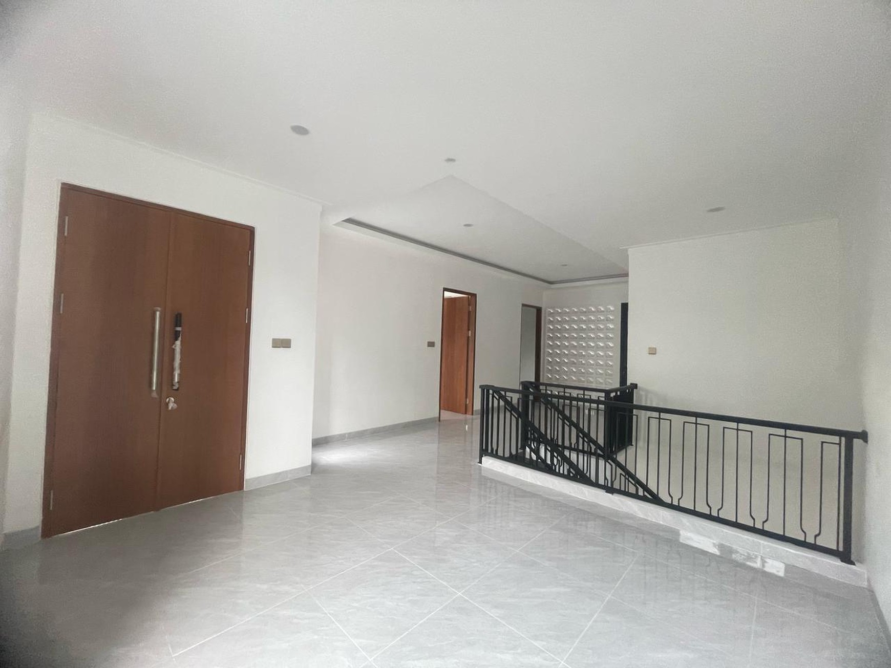 Rumah selesai Renovasi,Baru,lingkungan bersih di Garha Raya Tangerang Selatan.