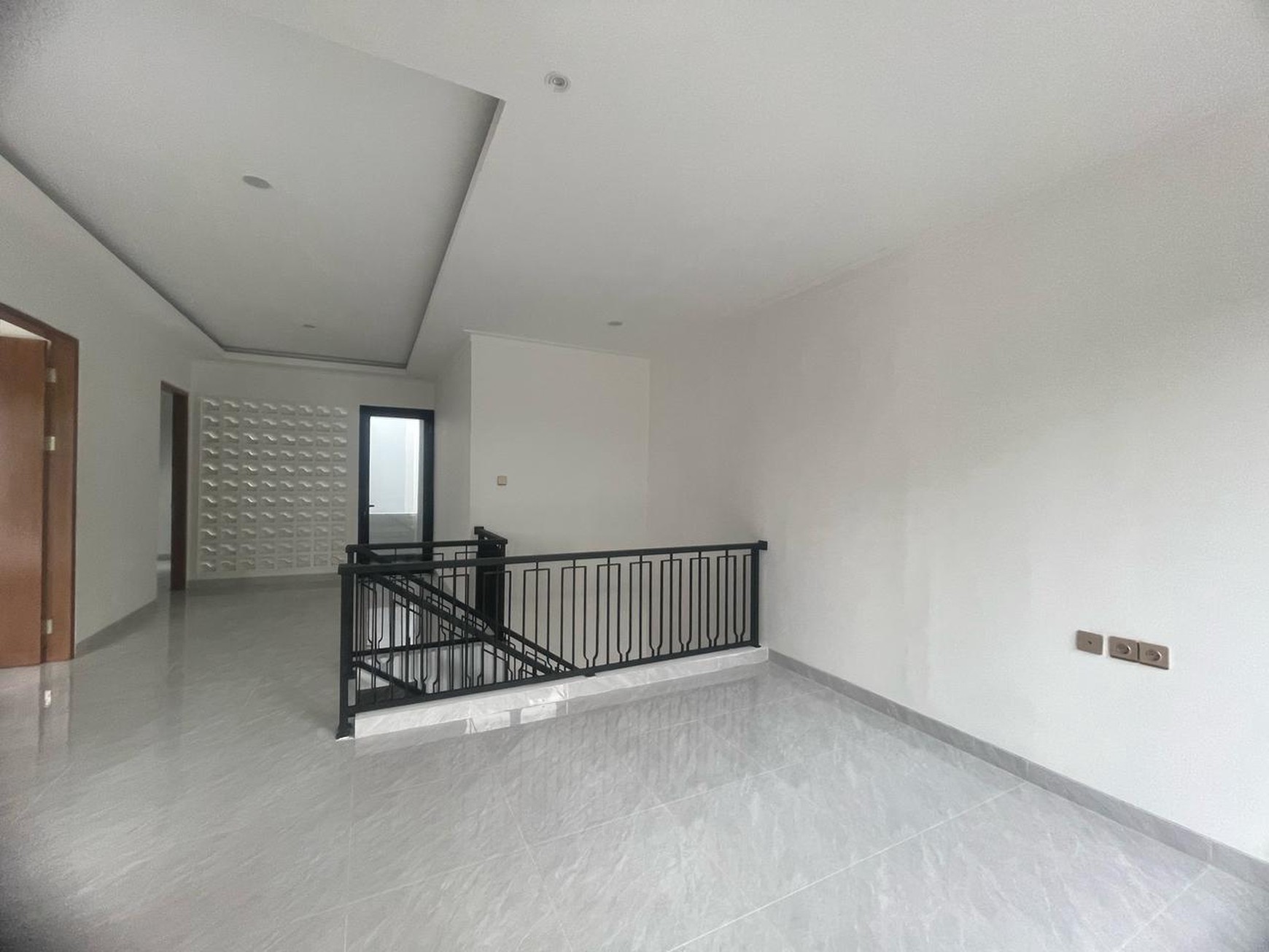 Rumah selesai Renovasi,Baru,lingkungan bersih di Garha Raya Tangerang Selatan.