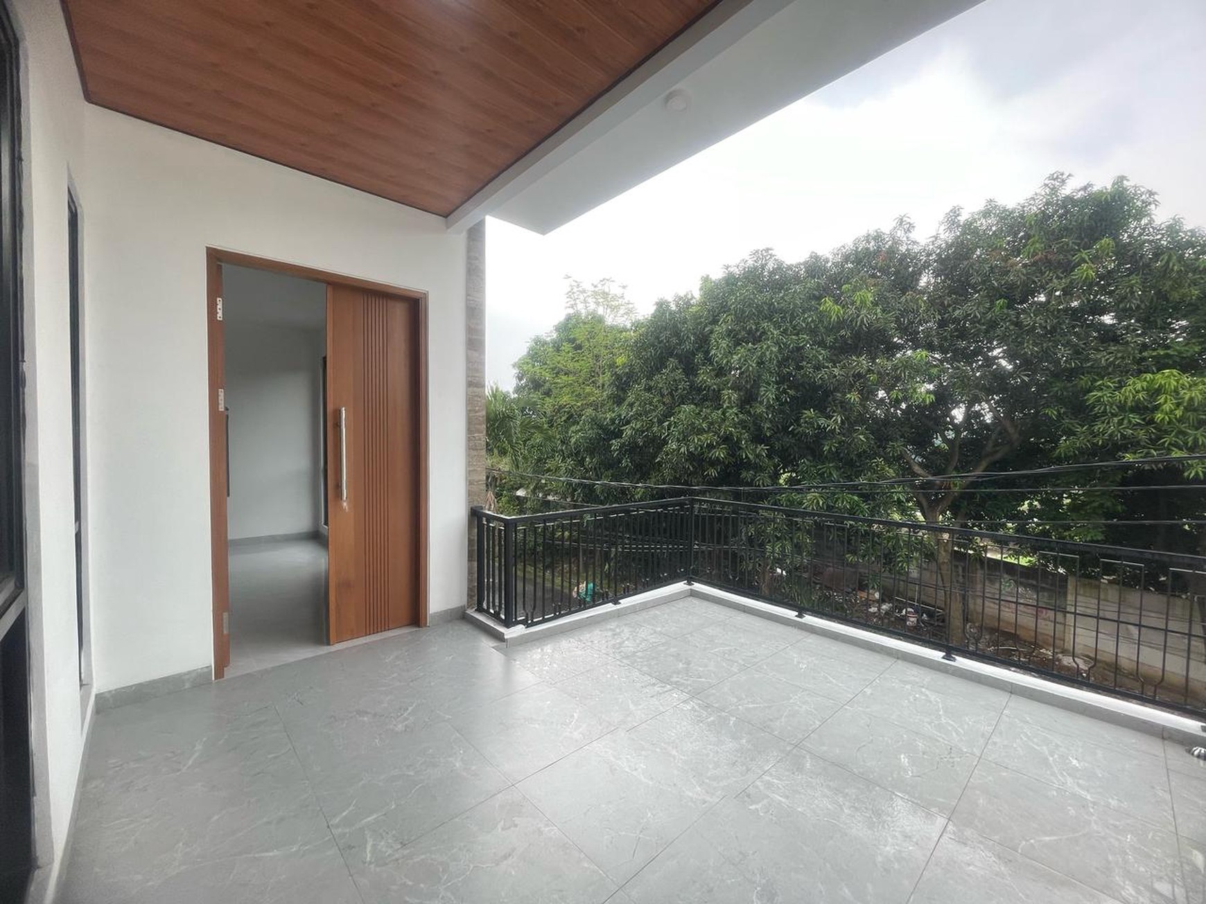 Rumah selesai Renovasi,Baru,lingkungan bersih di Garha Raya Tangerang Selatan.