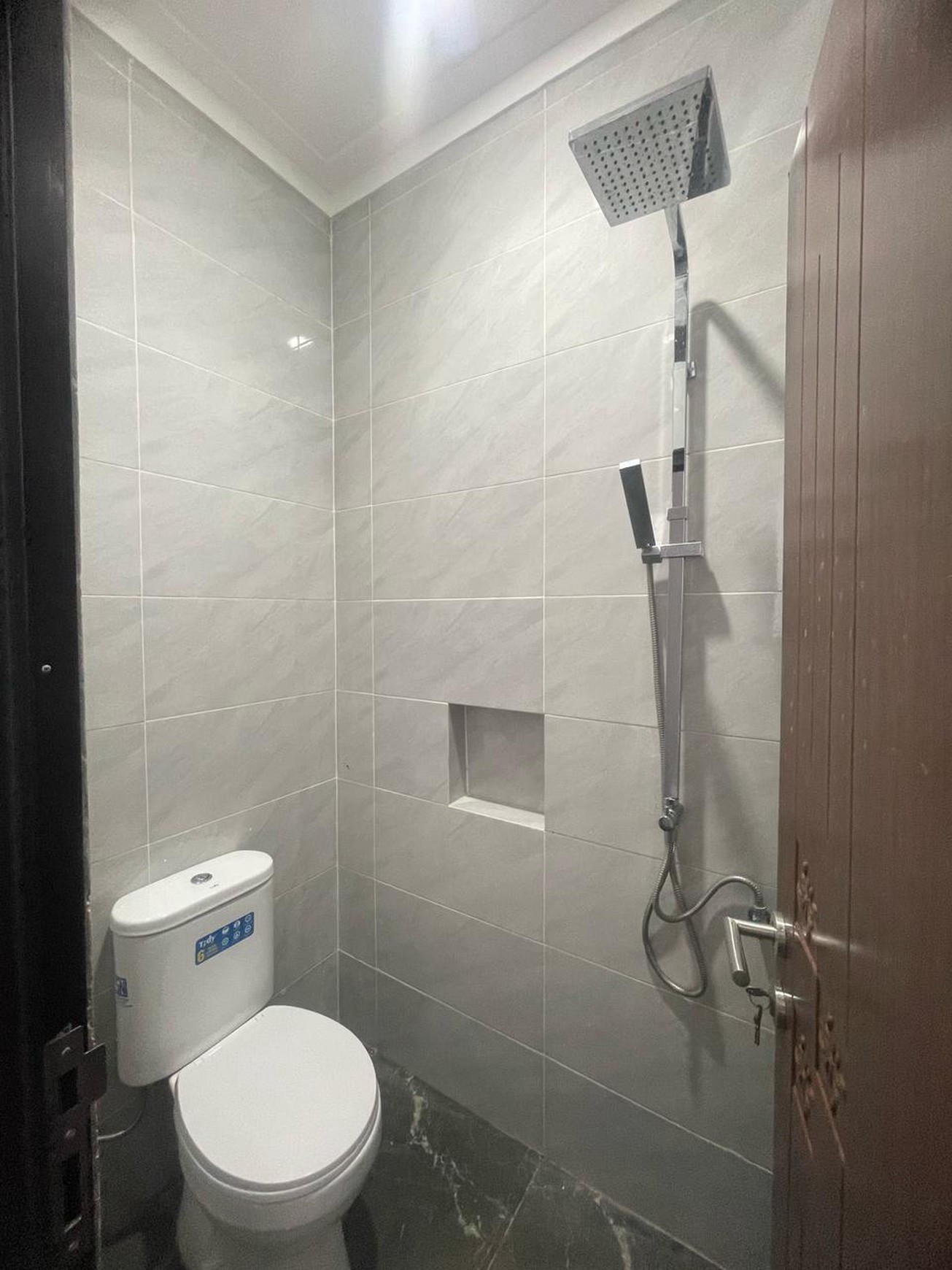 Rumah selesai Renovasi,Baru,lingkungan bersih di Garha Raya Tangerang Selatan.