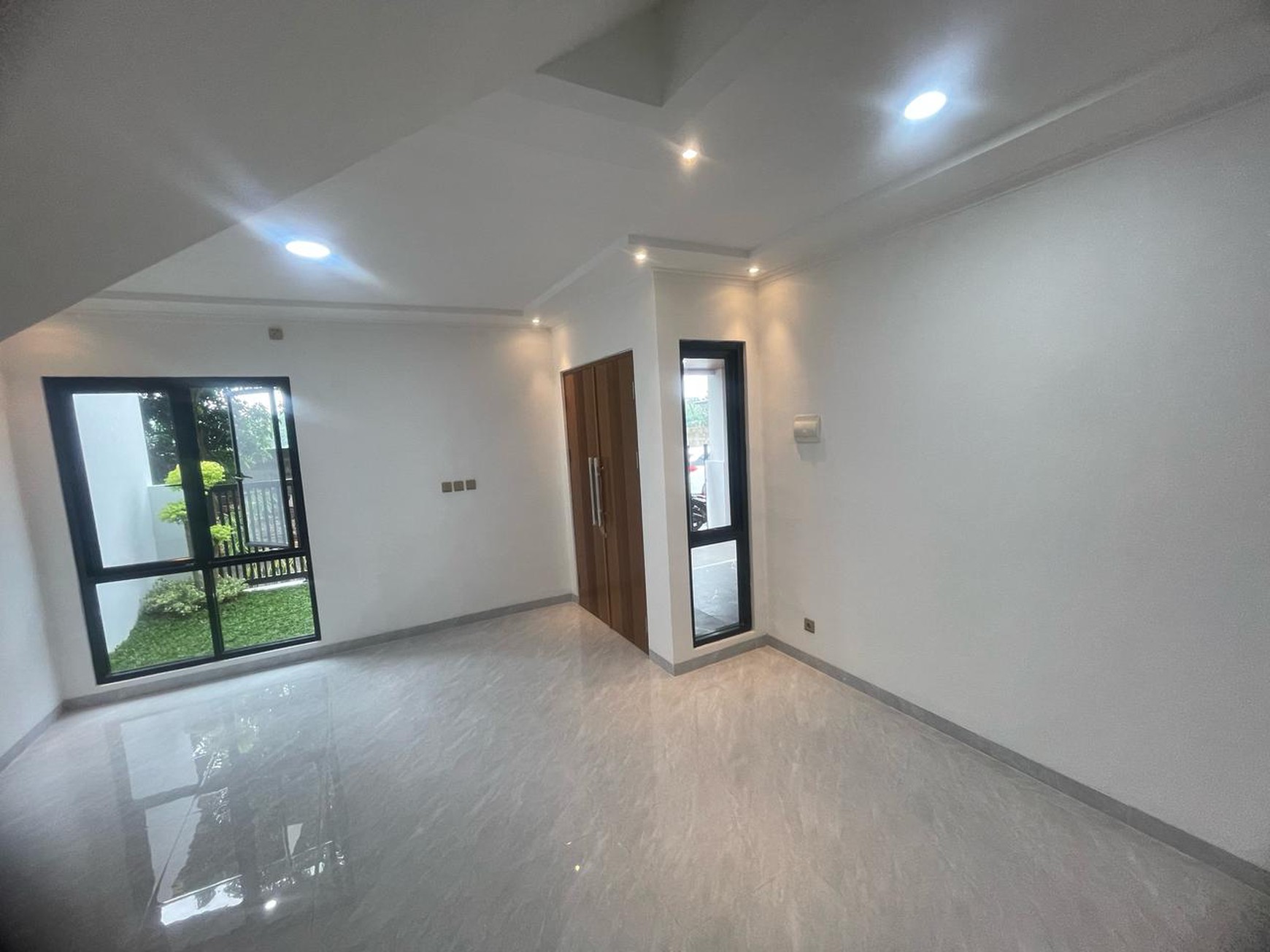 Rumah selesai Renovasi,Baru,lingkungan bersih di Garha Raya Tangerang Selatan.