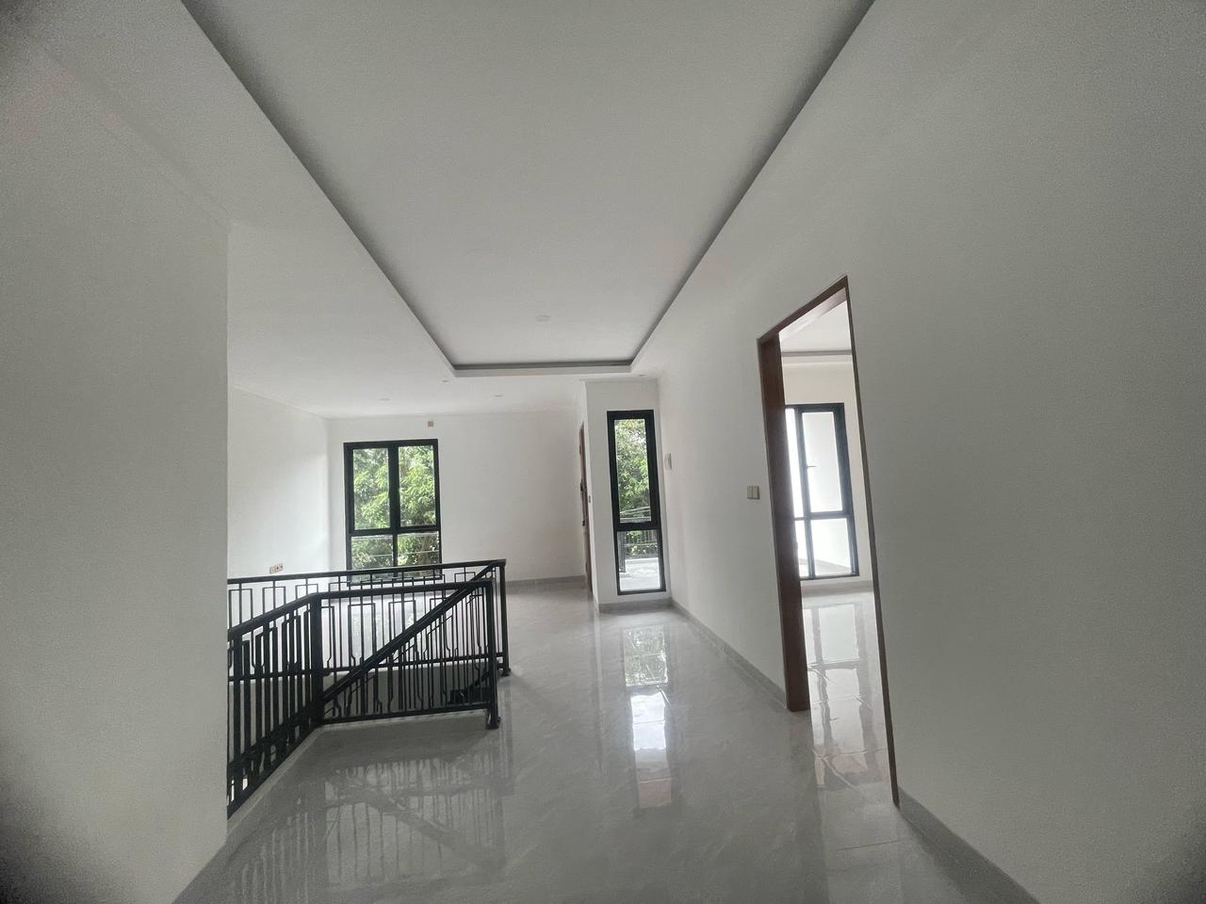 Rumah selesai Renovasi,Baru,lingkungan bersih di Garha Raya Tangerang Selatan.