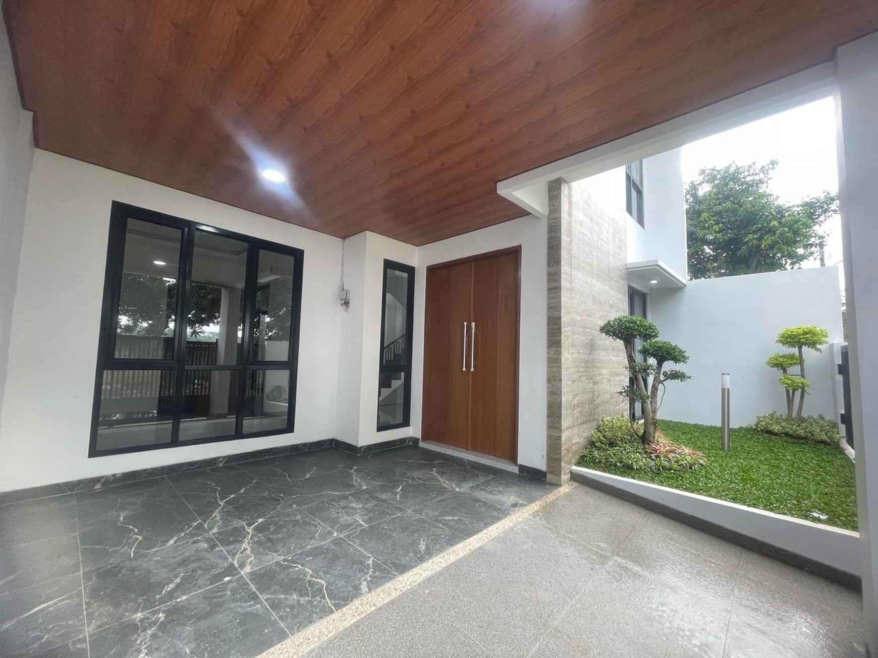 Rumah selesai Renovasi,Baru,lingkungan bersih di Garha Raya Tangerang Selatan.