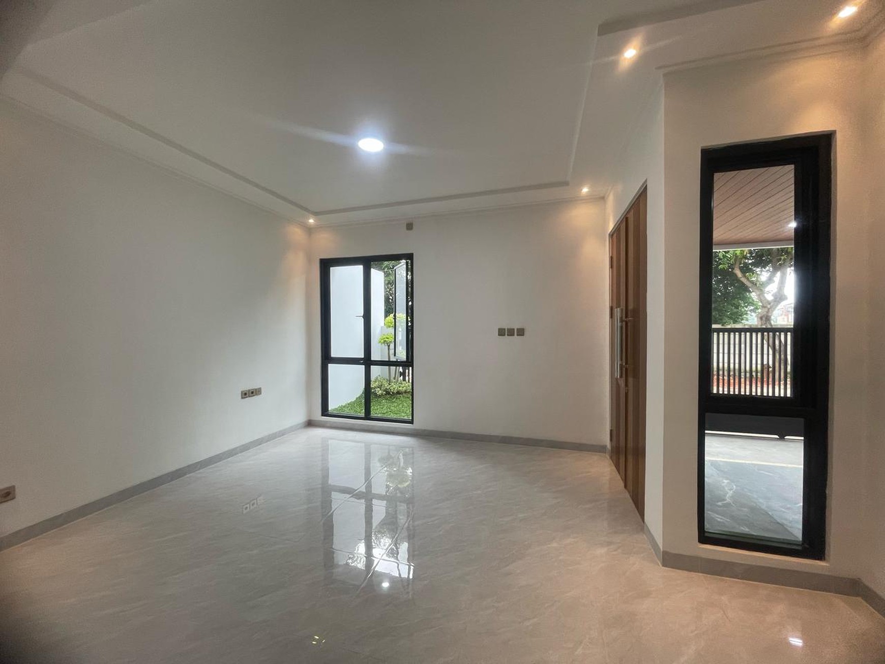 Rumah selesai Renovasi,Baru,lingkungan bersih di Garha Raya Tangerang Selatan.