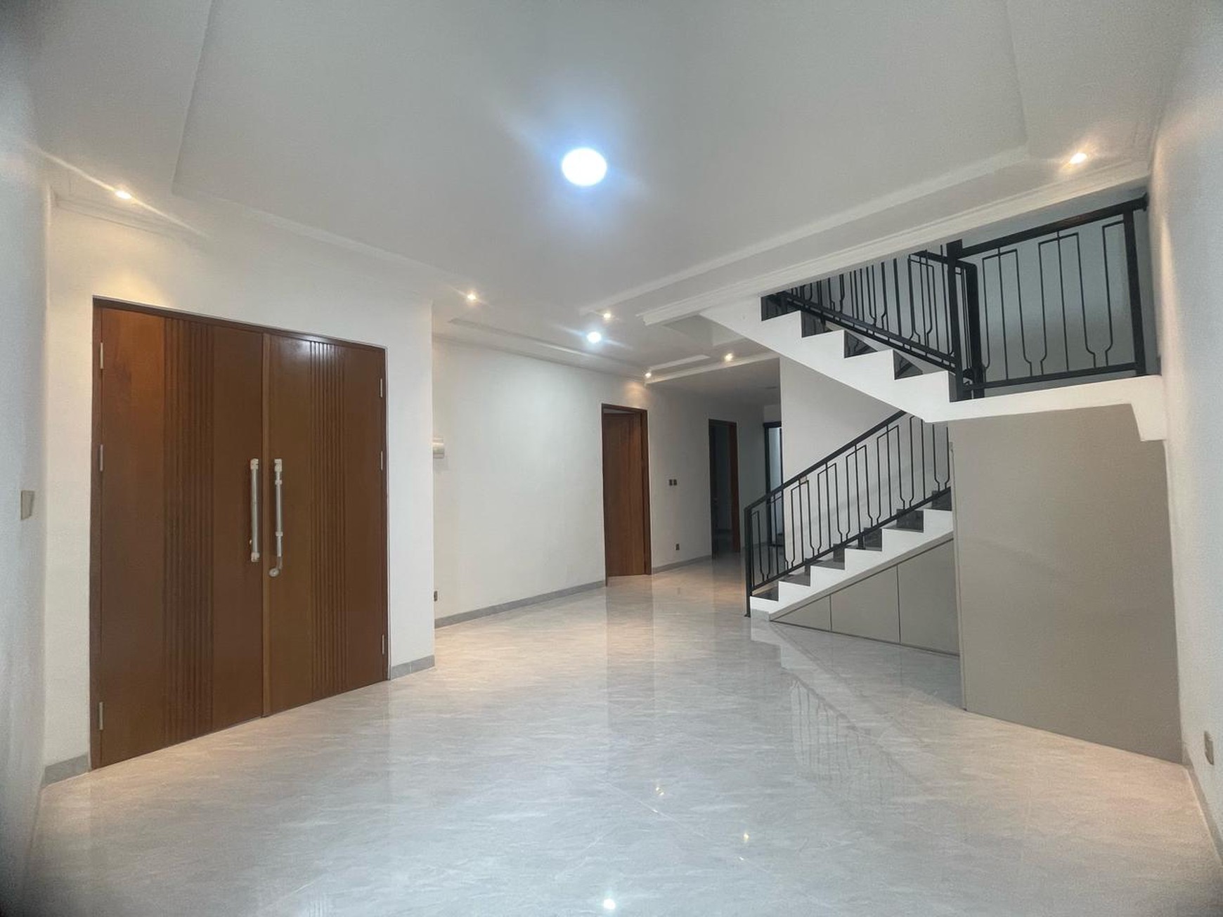 Rumah selesai Renovasi,Baru,lingkungan bersih di Garha Raya Tangerang Selatan.