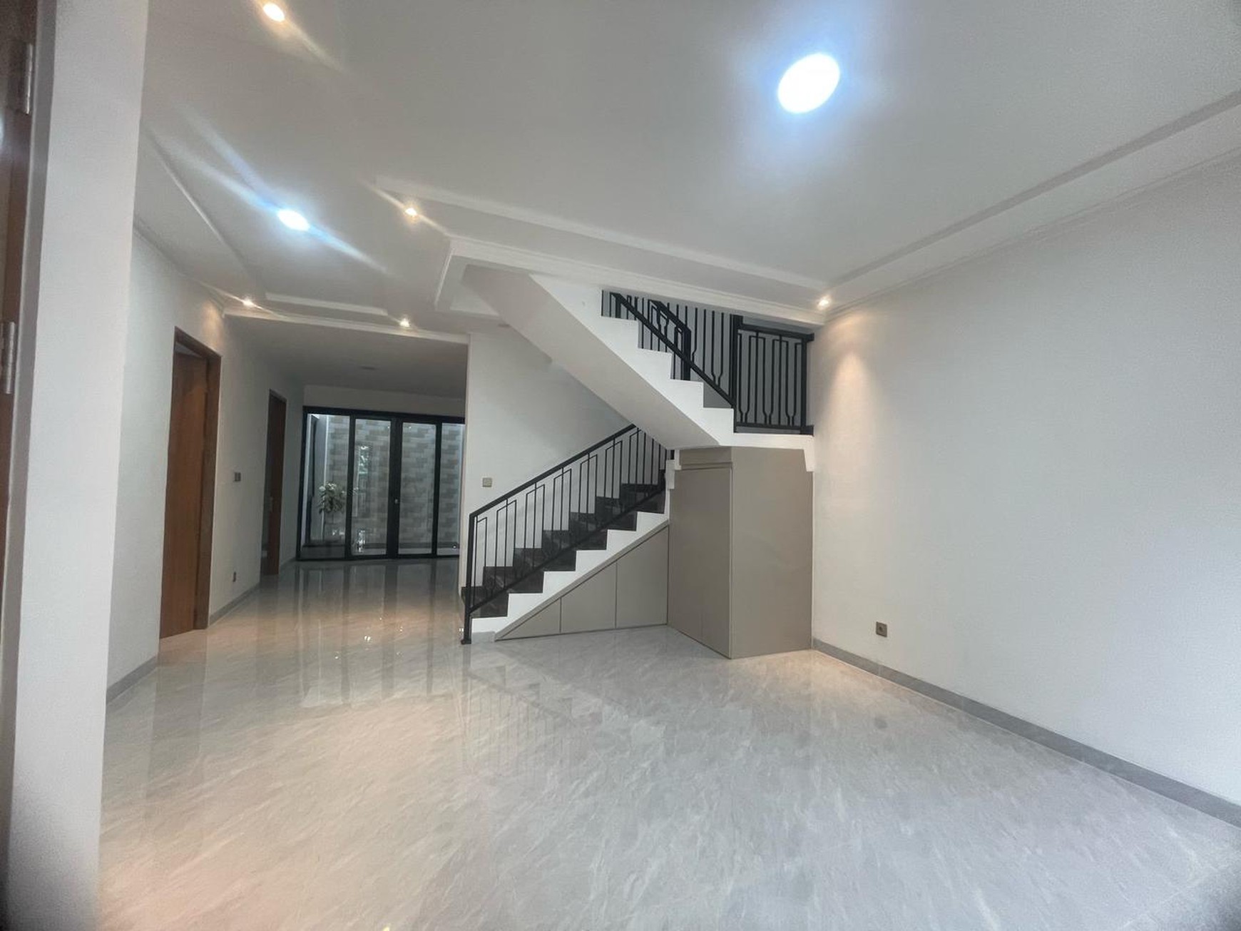 Rumah selesai Renovasi,Baru,lingkungan bersih di Garha Raya Tangerang Selatan.