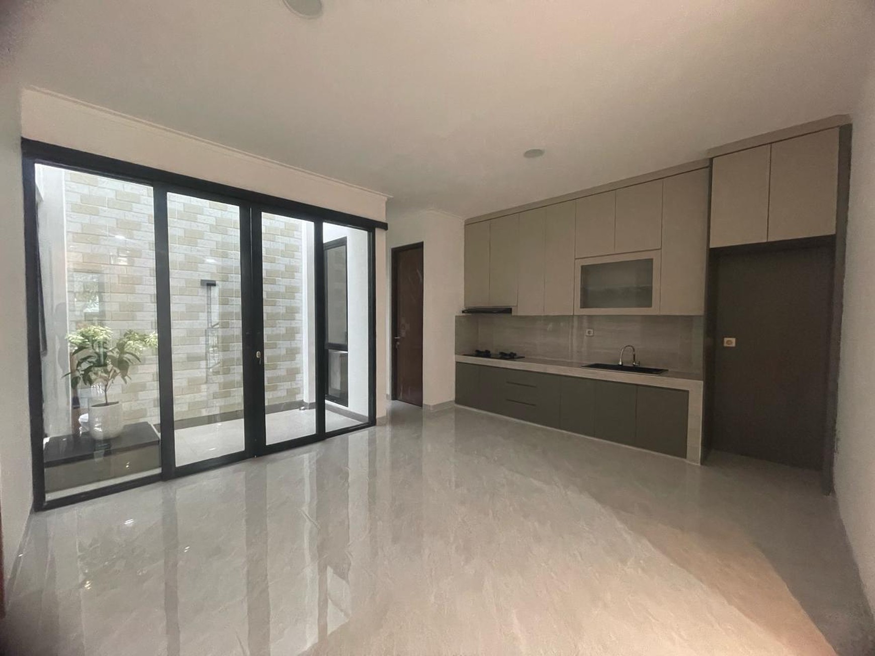 Rumah selesai Renovasi,Baru,lingkungan bersih di Garha Raya Tangerang Selatan.