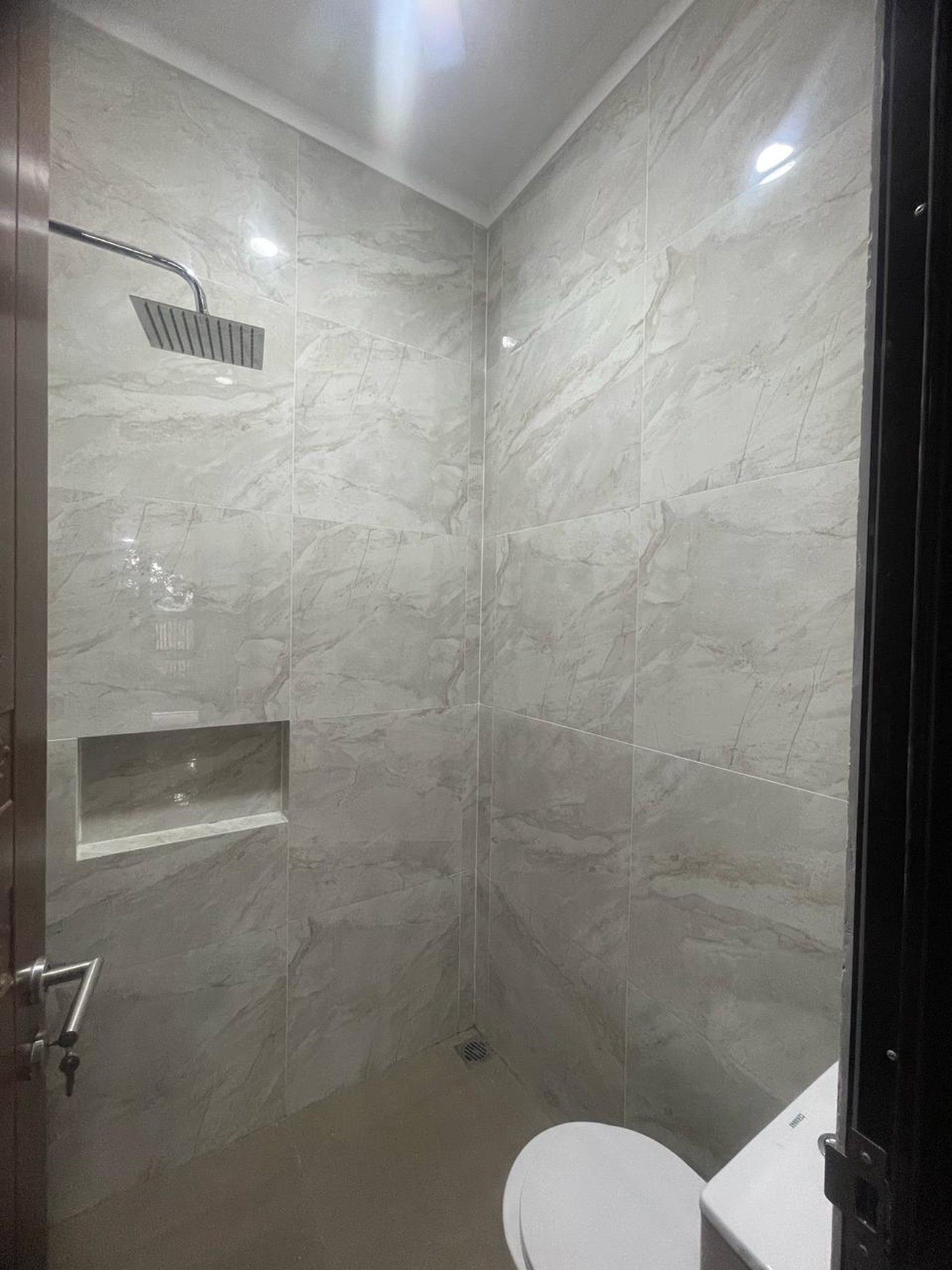 Rumah selesai Renovasi,Baru,lingkungan bersih di Garha Raya Tangerang Selatan.