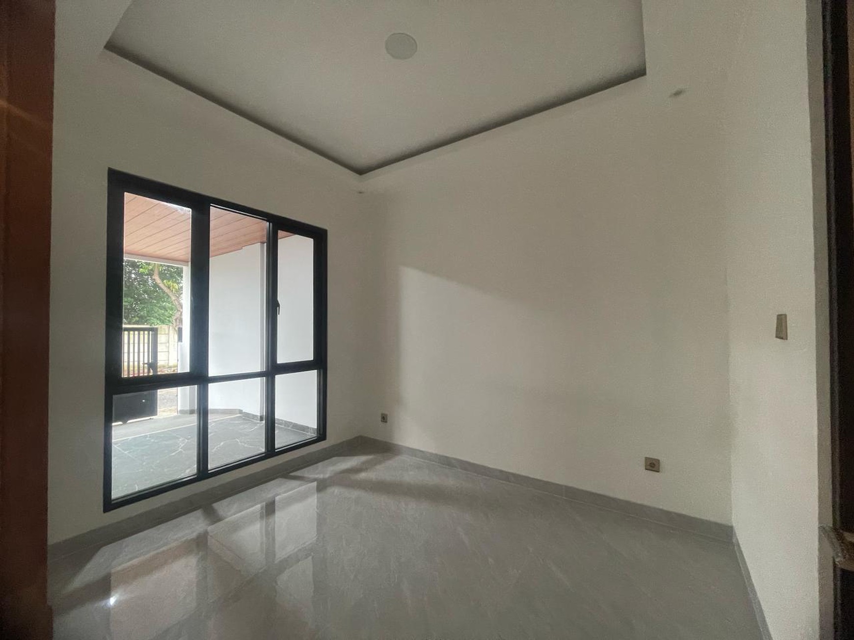 Rumah selesai Renovasi,Baru,lingkungan bersih di Garha Raya Tangerang Selatan.