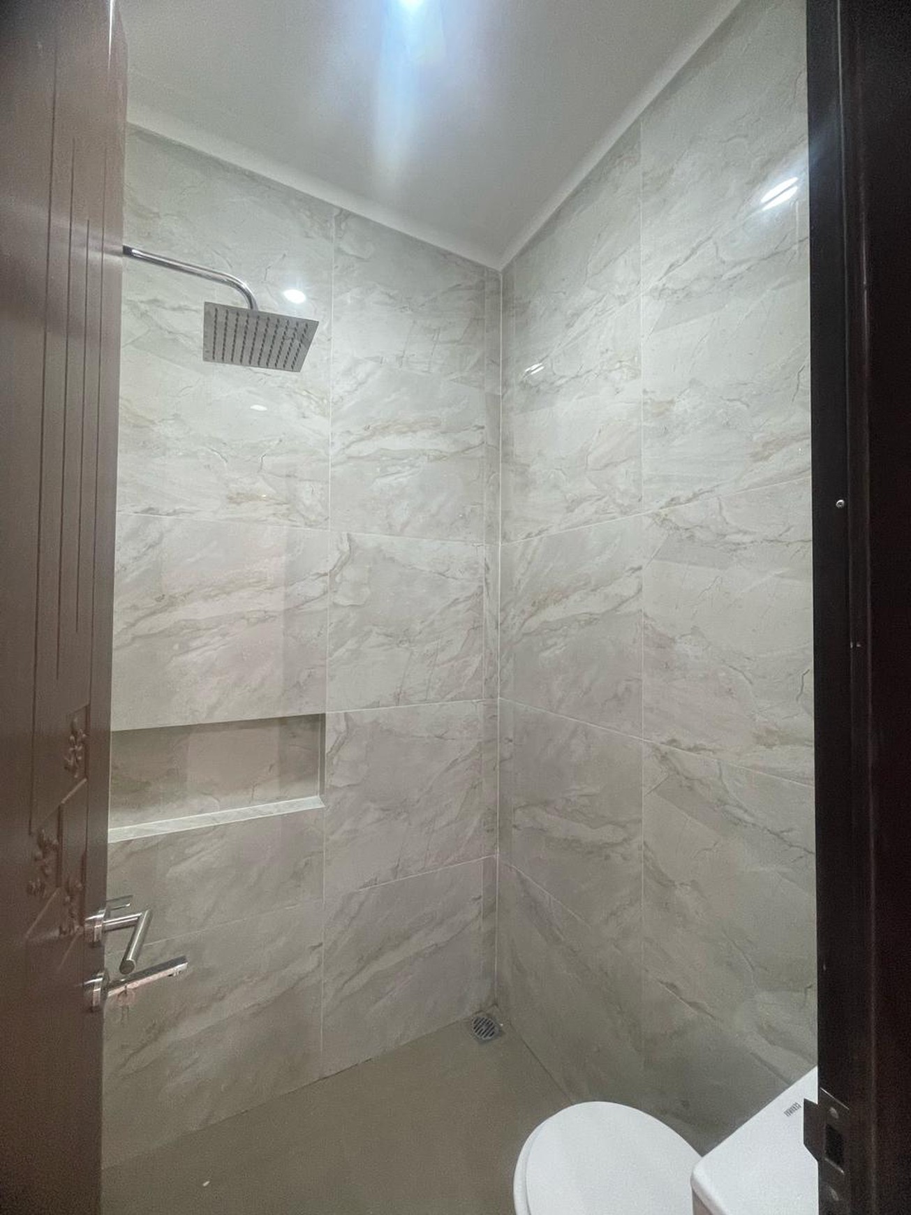 Rumah selesai Renovasi,Baru,lingkungan bersih di Garha Raya Tangerang Selatan.