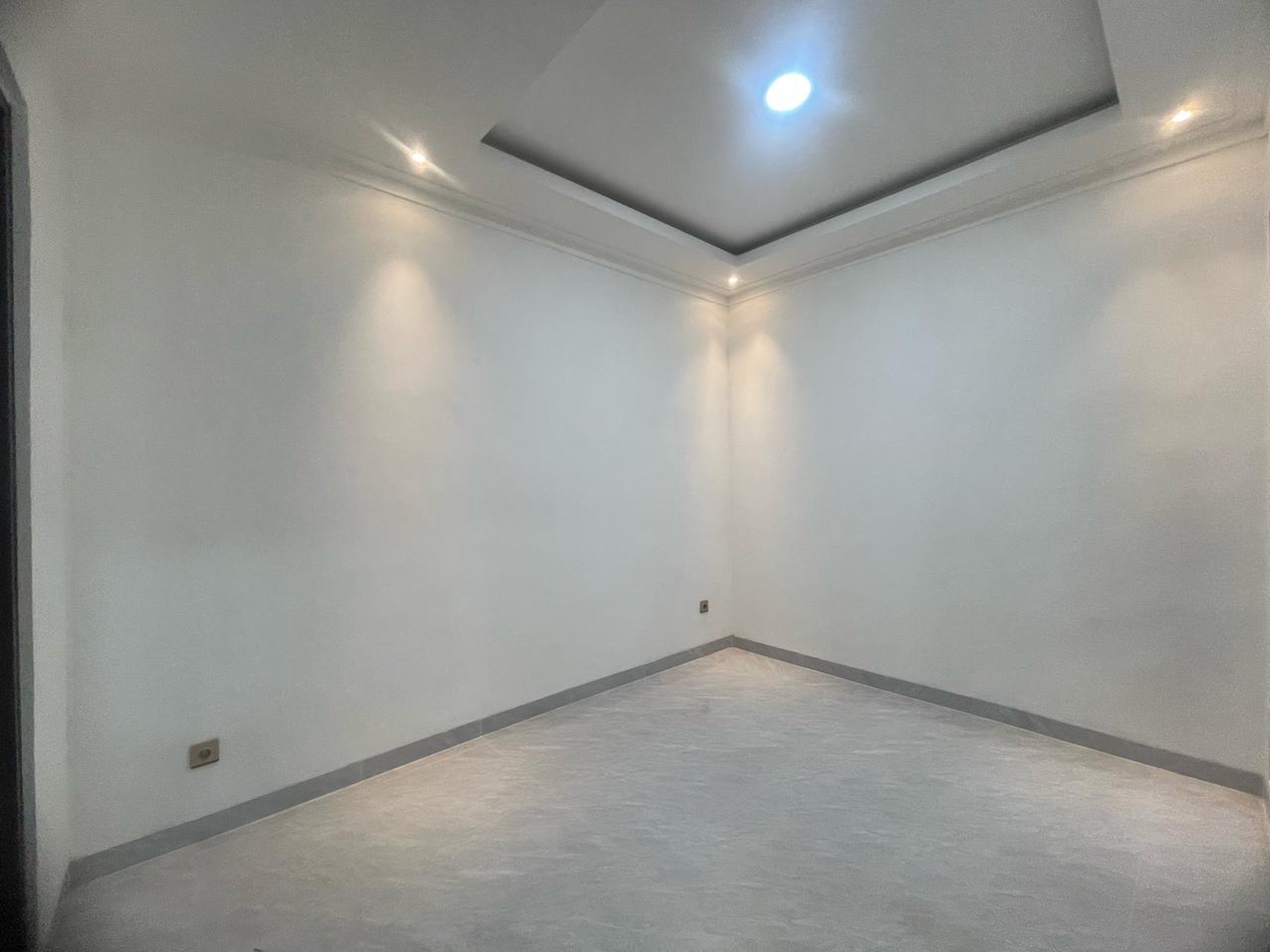 Rumah selesai Renovasi,Baru,lingkungan bersih di Garha Raya Tangerang Selatan.