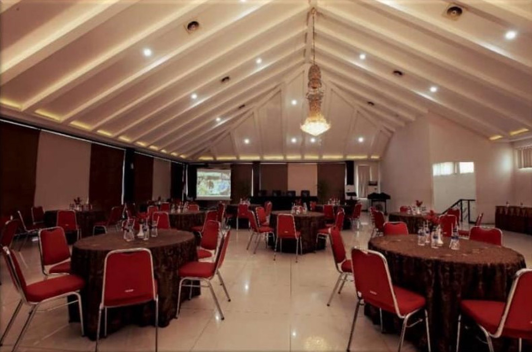 Hotel Bagus di Lembang, Bandung Dijual Murah , Fasilitas bagus, Letak Strategis