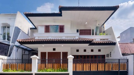 Rumah Besar 2 lantai Cantik Terawat Serasa Baru,  Di Tebet Timur, Dan Hanya 1 Menit Ke Jl. MT. Haryono Dan  St. KA Cawang
