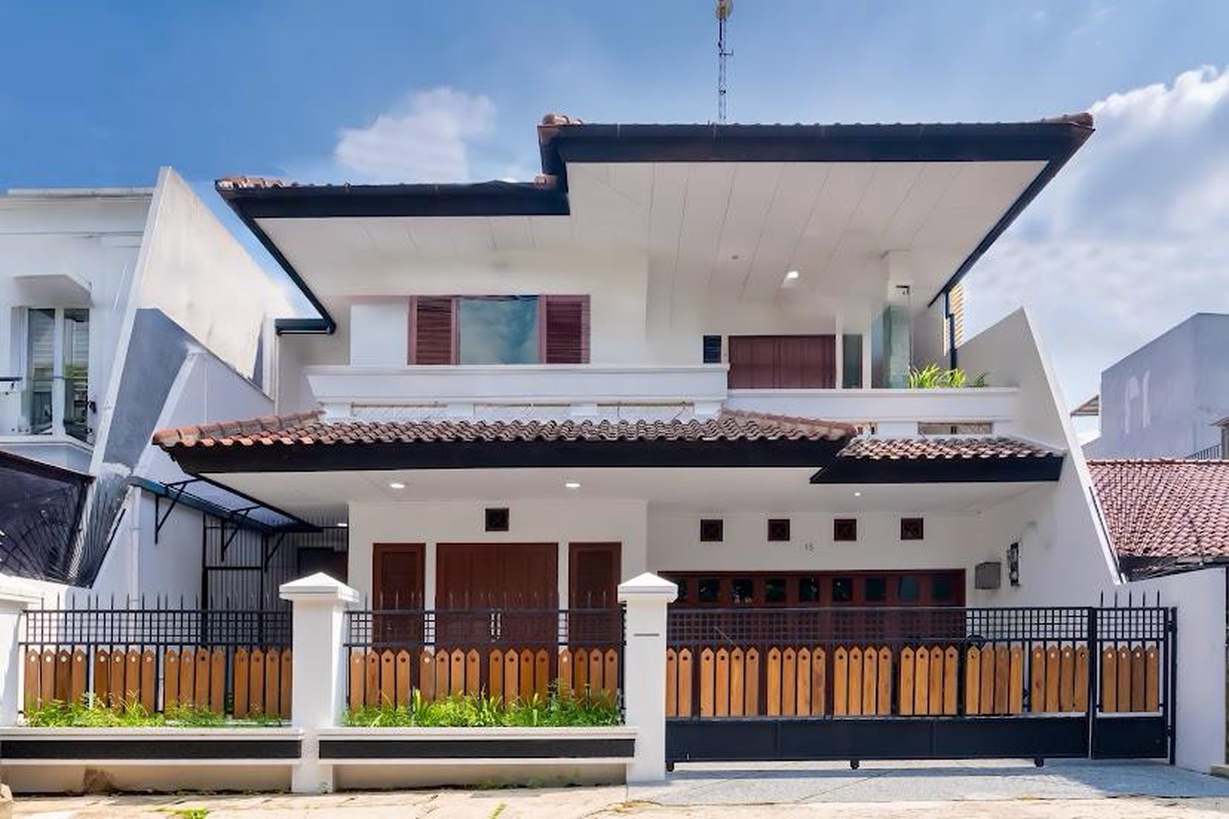 Rumah Besar 2 lantai Cantik Terawat Serasa Baru, Di Tebet Timur, Dan Hanya 1 Menit Ke Jl. MT. Haryono Dan St. KA Cawang