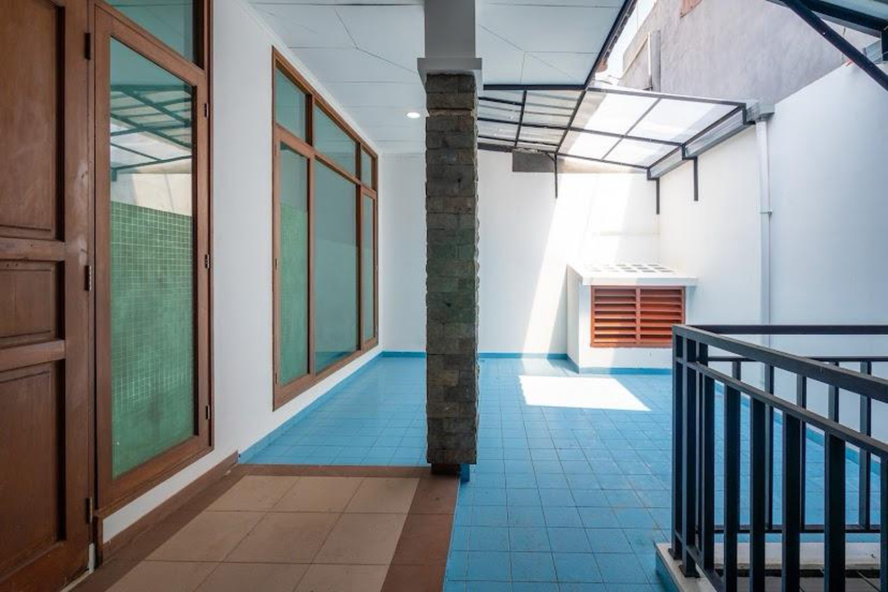 Rumah Besar 2 lantai Cantik Terawat Serasa Baru, Di Tebet Timur, Dan Hanya 1 Menit Ke Jl. MT. Haryono Dan St. KA Cawang