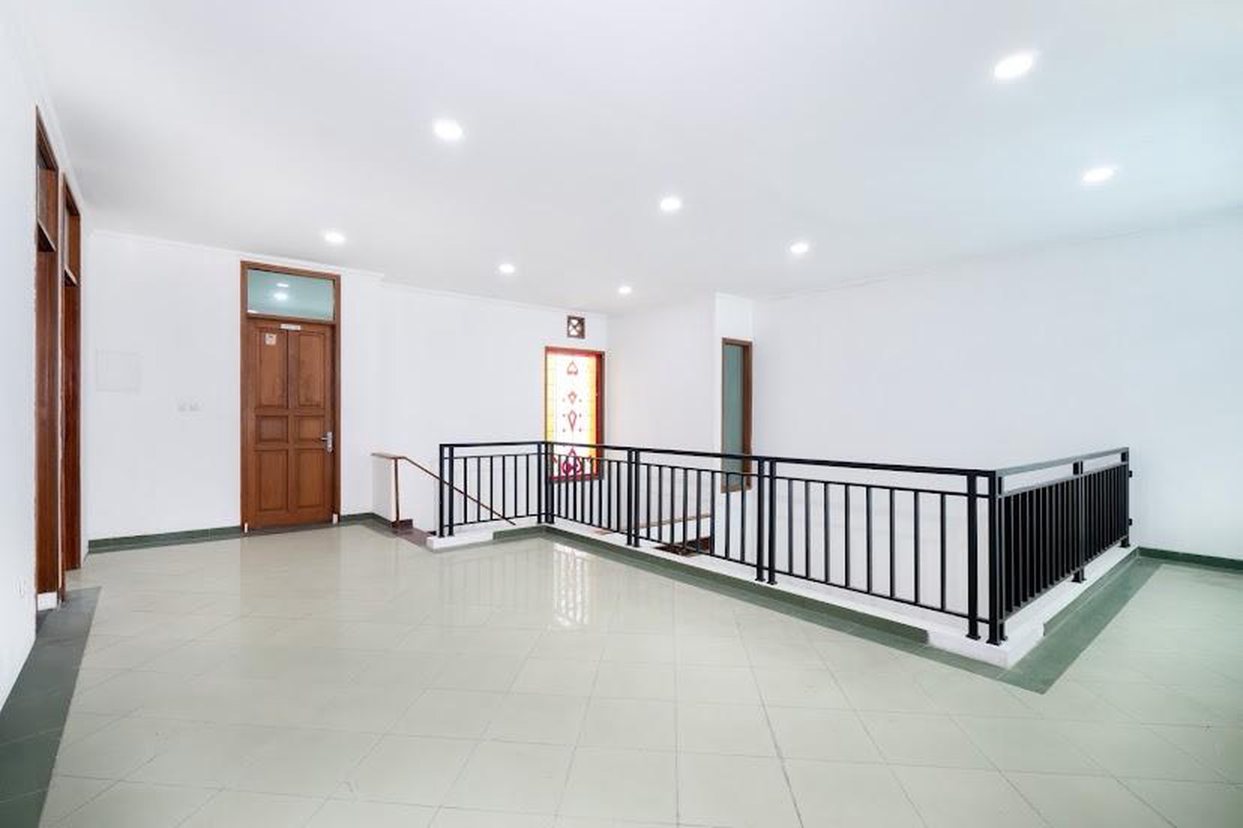 Rumah Besar 2 lantai Cantik Terawat Serasa Baru, Di Tebet Timur, Dan Hanya 1 Menit Ke Jl. MT. Haryono Dan St. KA Cawang
