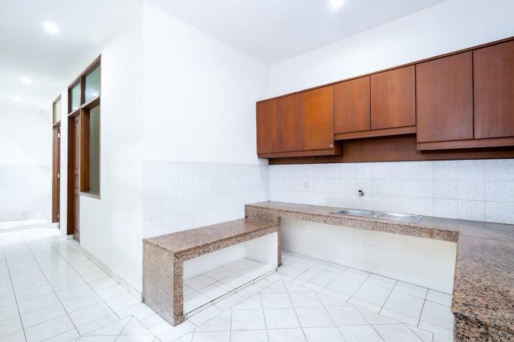 Rumah Besar 2 lantai Cantik Terawat Serasa Baru, Di Tebet Timur, Dan Hanya 1 Menit Ke Jl. MT. Haryono Dan St. KA Cawang