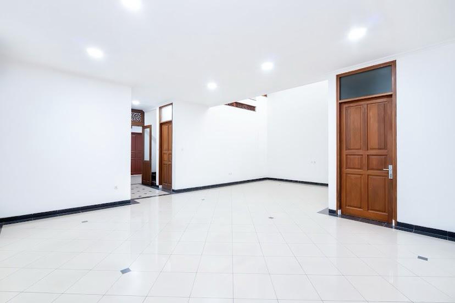 Rumah Besar 2 lantai Cantik Terawat Serasa Baru, Di Tebet Timur, Dan Hanya 1 Menit Ke Jl. MT. Haryono Dan St. KA Cawang