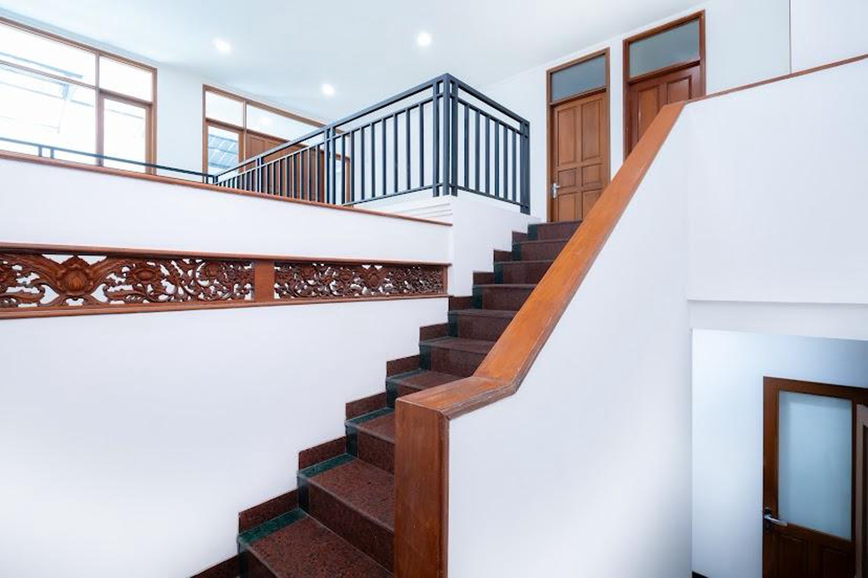 Rumah Besar 2 lantai Cantik Terawat Serasa Baru, Di Tebet Timur, Dan Hanya 1 Menit Ke Jl. MT. Haryono Dan St. KA Cawang