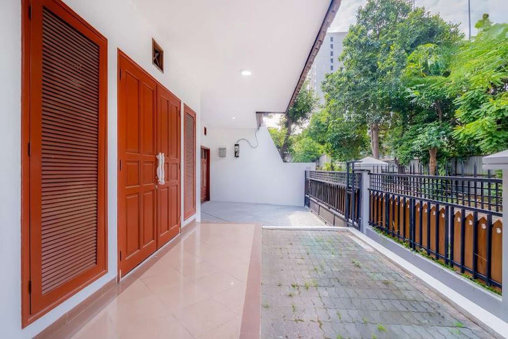 Rumah Besar 2 lantai Cantik Terawat Serasa Baru, Di Tebet Timur, Dan Hanya 1 Menit Ke Jl. MT. Haryono Dan St. KA Cawang