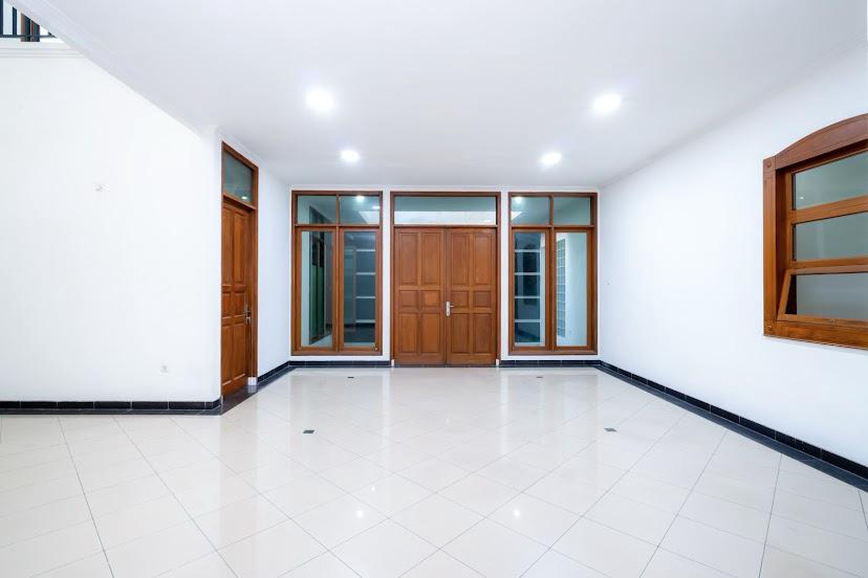 Rumah Besar 2 lantai Cantik Terawat Serasa Baru, Di Tebet Timur, Dan Hanya 1 Menit Ke Jl. MT. Haryono Dan St. KA Cawang
