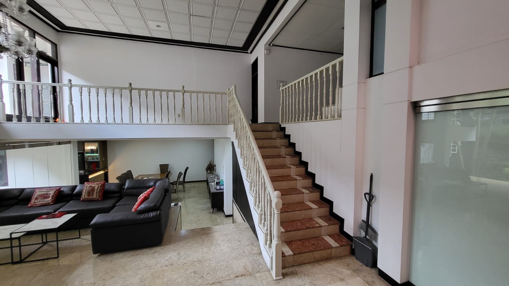 Dijual Rumah Lux di Bnadung Utara Siap Huni, Budisari