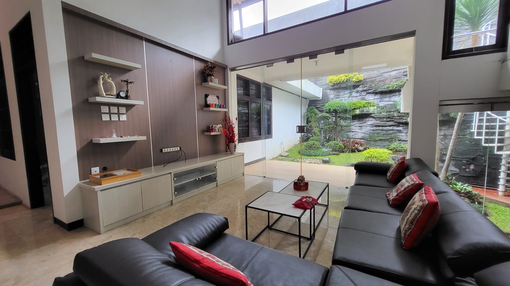 Dijual Rumah Lux di Bnadung Utara Siap Huni, Budisari